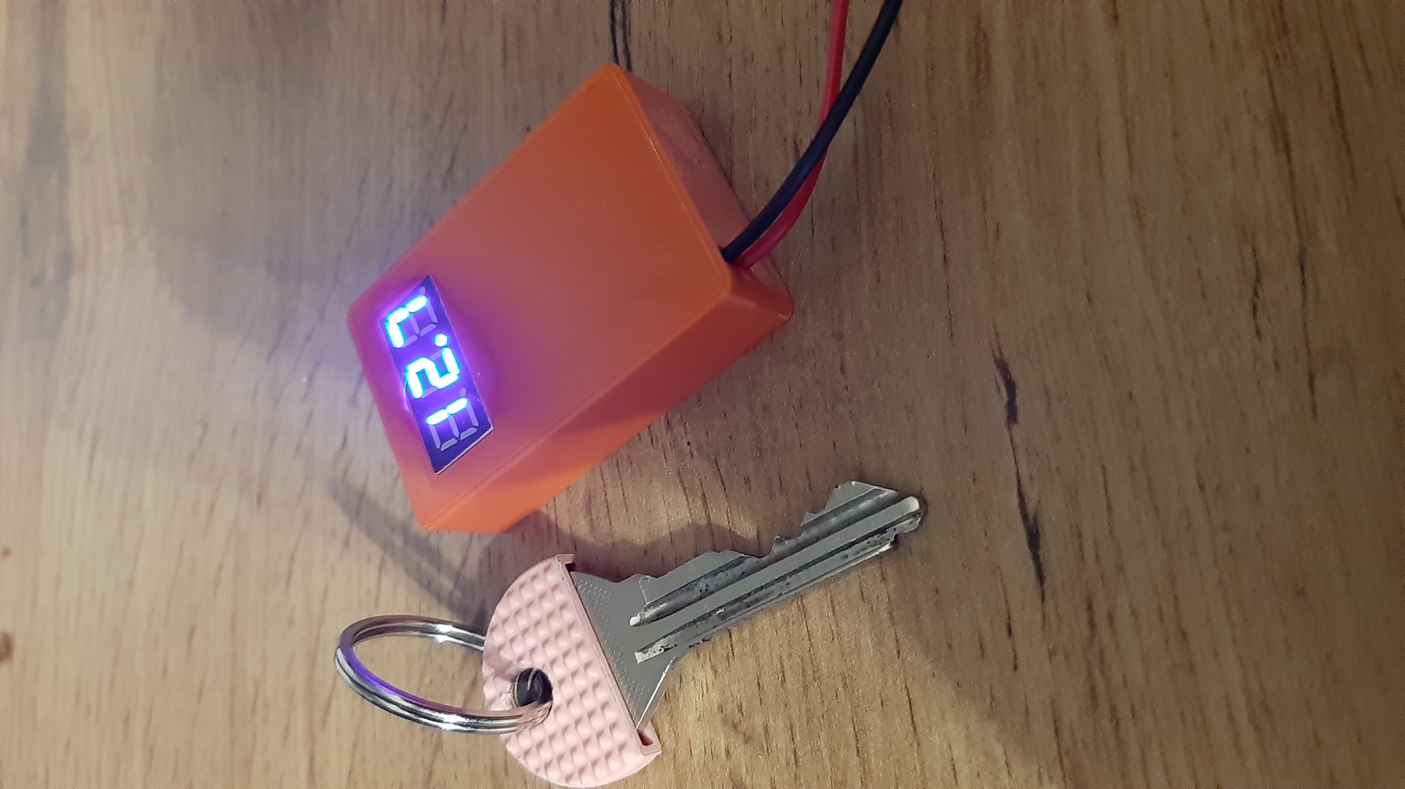 Mini voltmeter