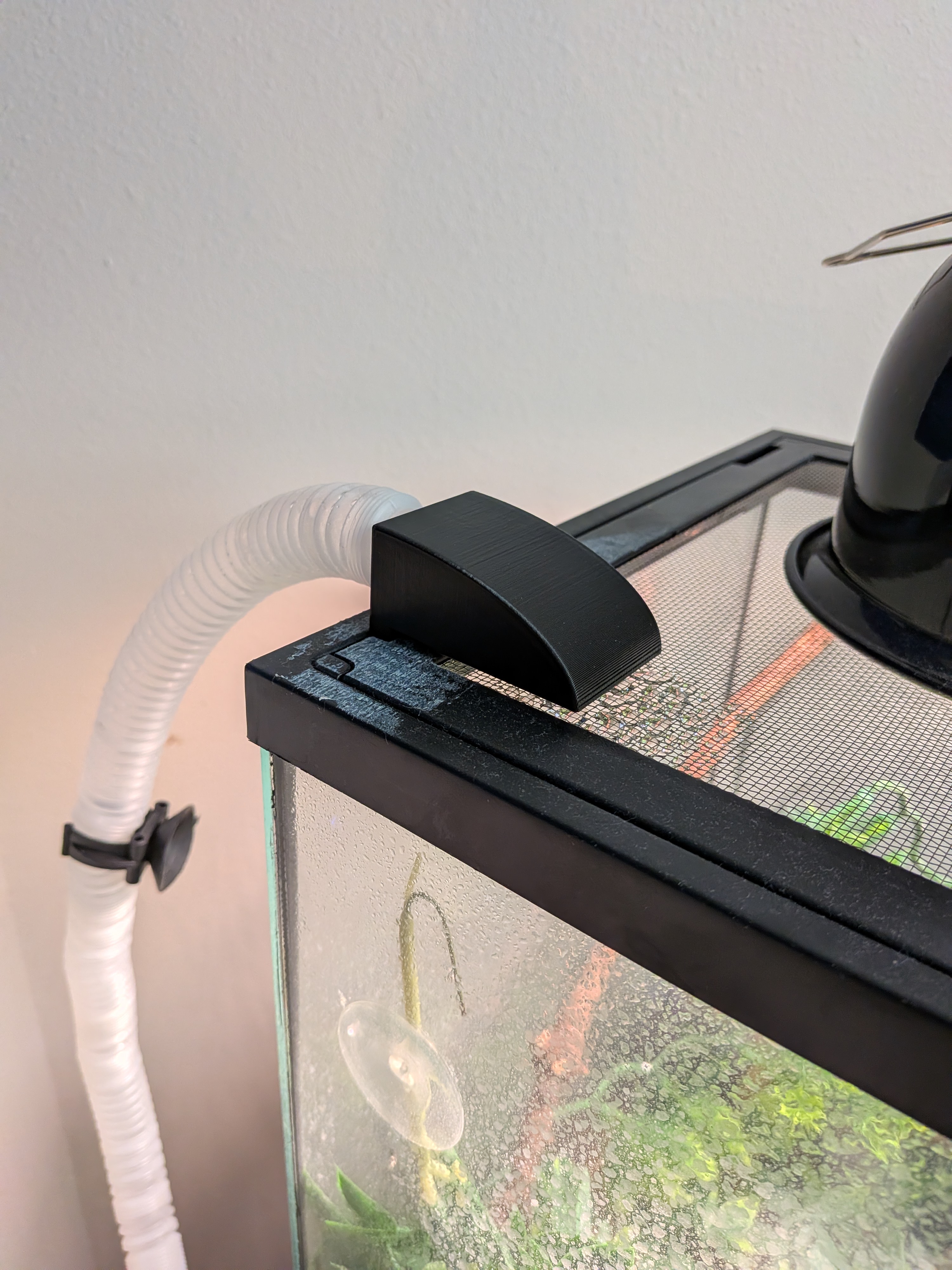 Terrarium humidifyer hose mount