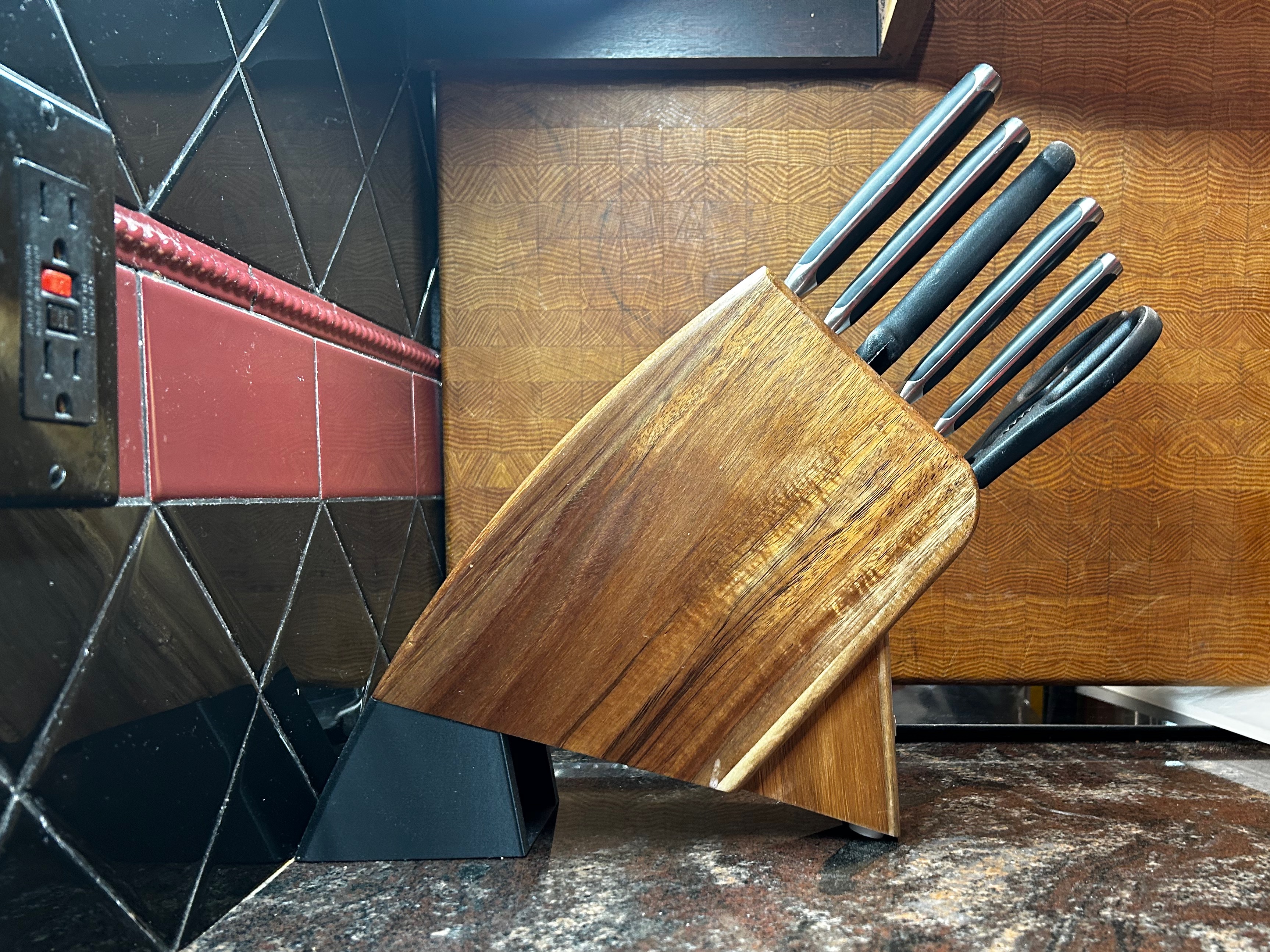 Tilt-up base for Wüsthof knife block