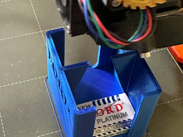 Razor blade holder
