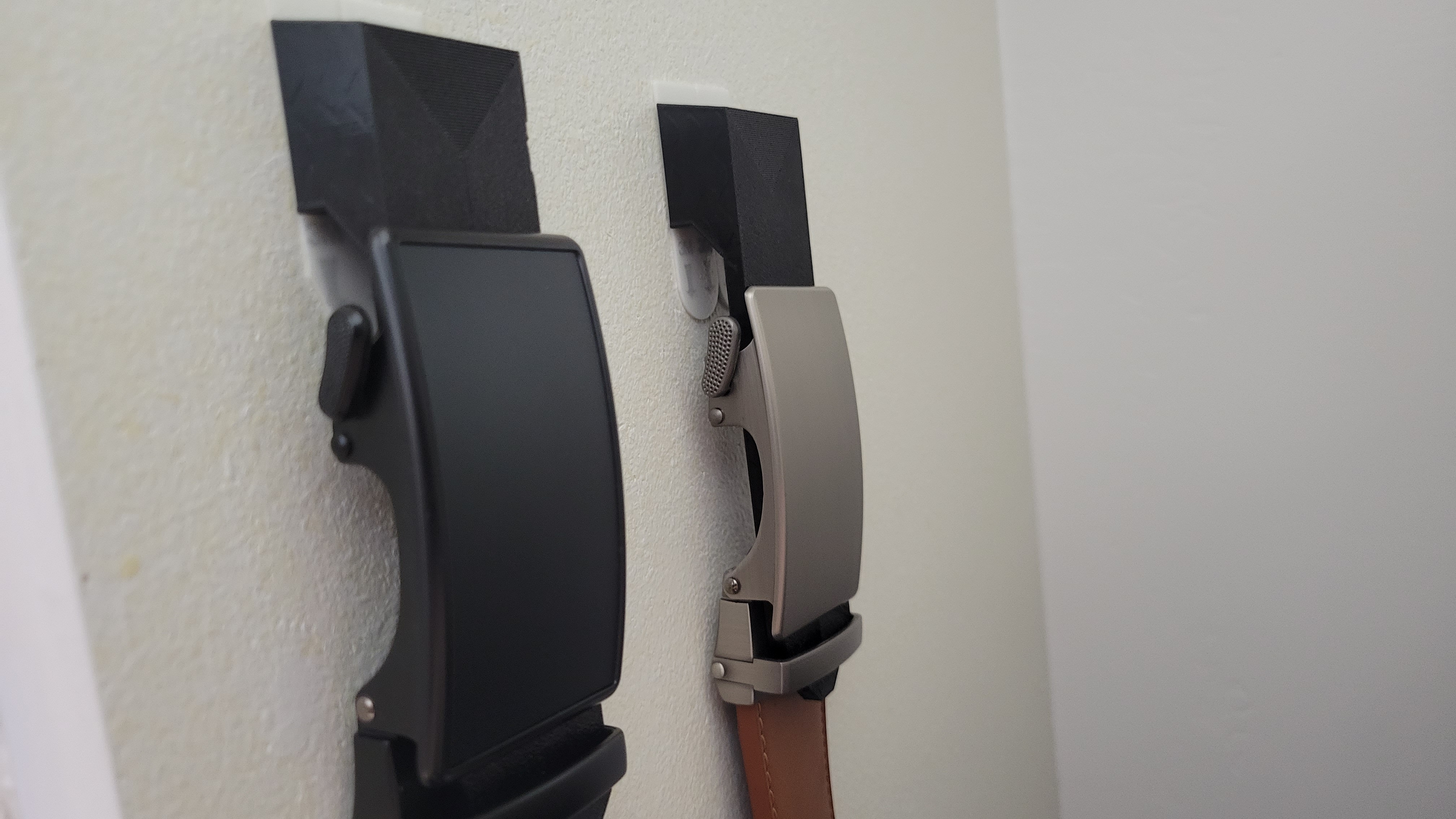 Ratcheting belt hanger (wall mounted)