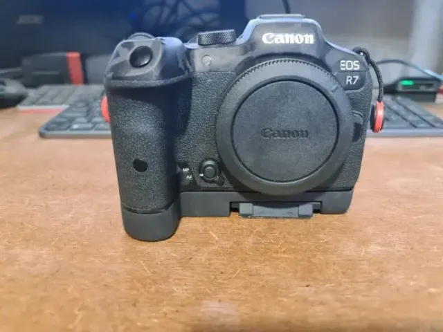 Canon EOS R7 grip Manfrotto 200PL and Screw