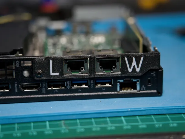Lenovo ThinkCentre M720 Tiny - HPE 332T Dual 1GbE - backplate