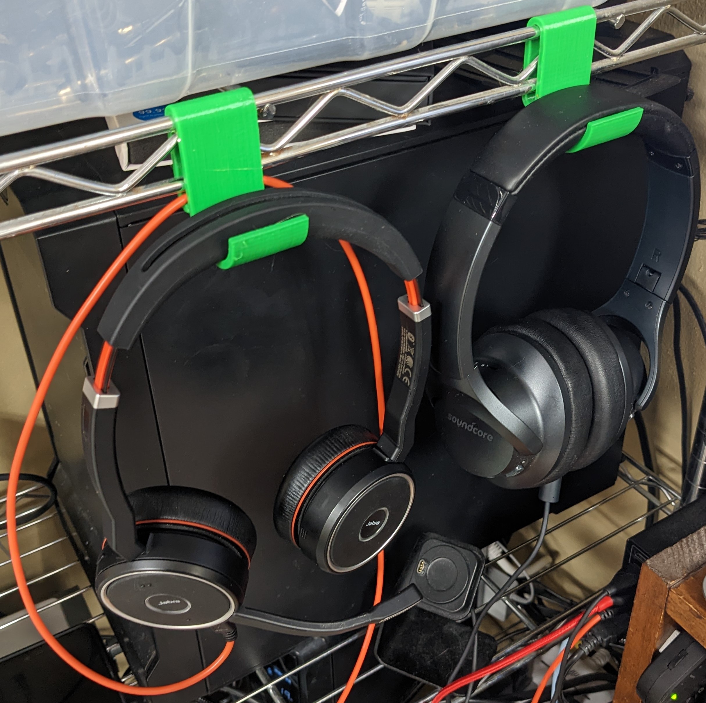 Headphone clip for wire shelves