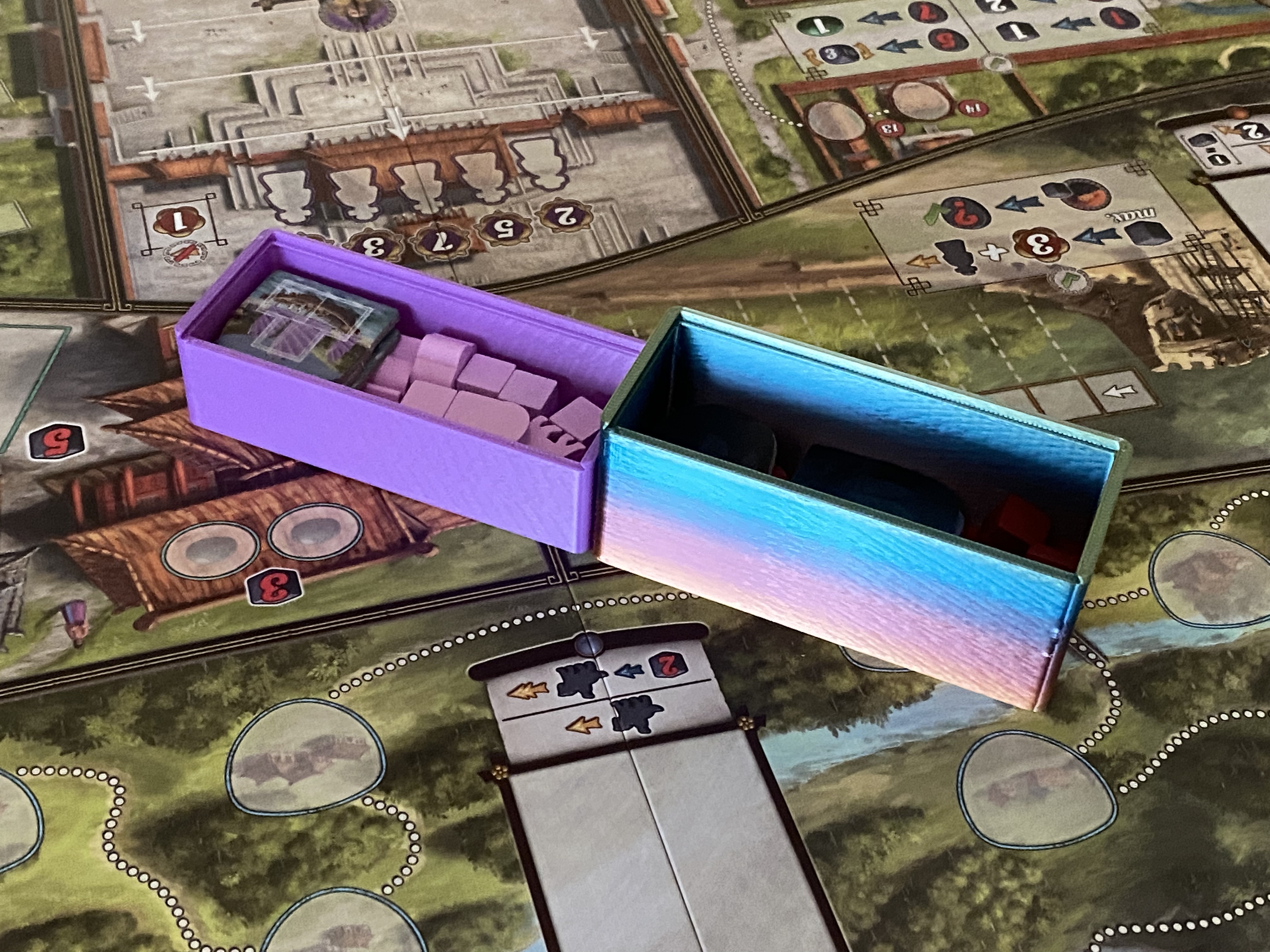 Smaller box for player pieces for Gugong
