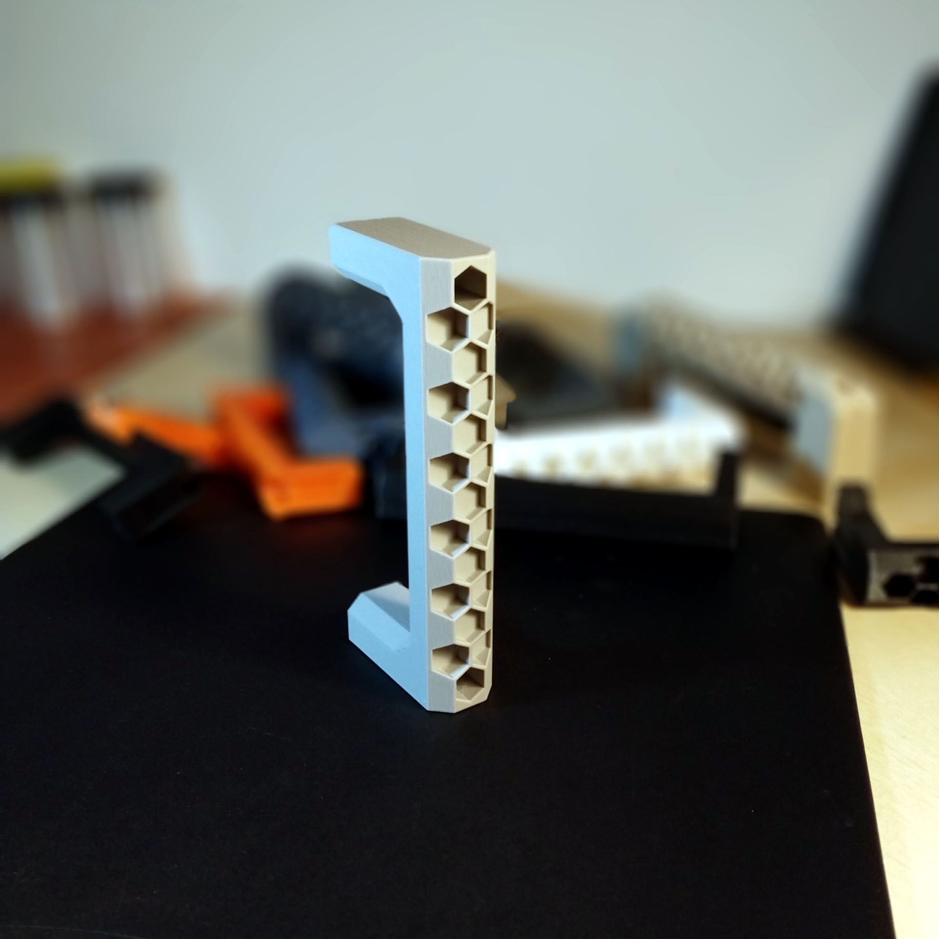 Miniatura 2 do modelo 3D Honeycomb Pattern Drawer Handle