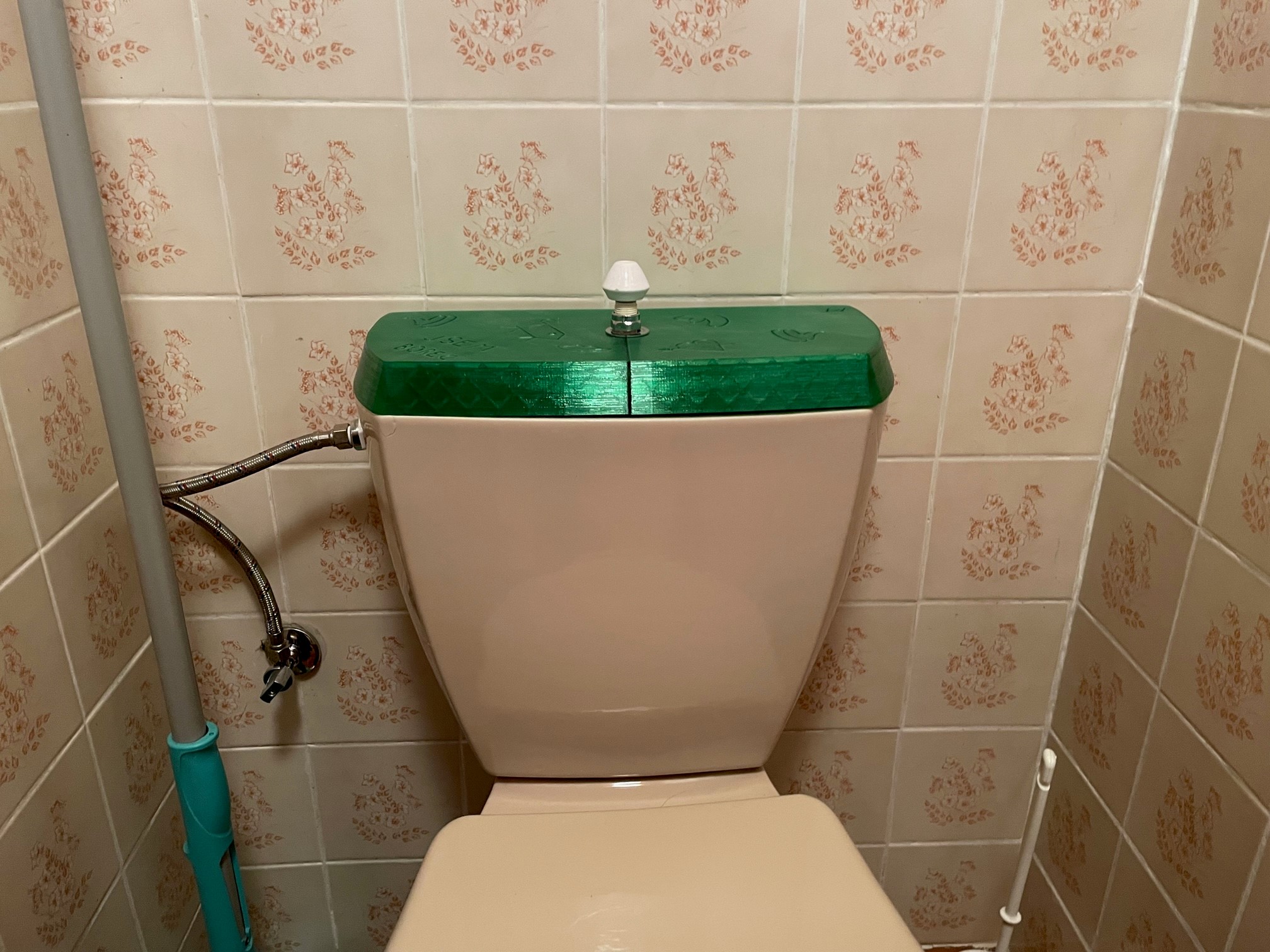 toilet tank lid / víko WC porcelánové nádržky