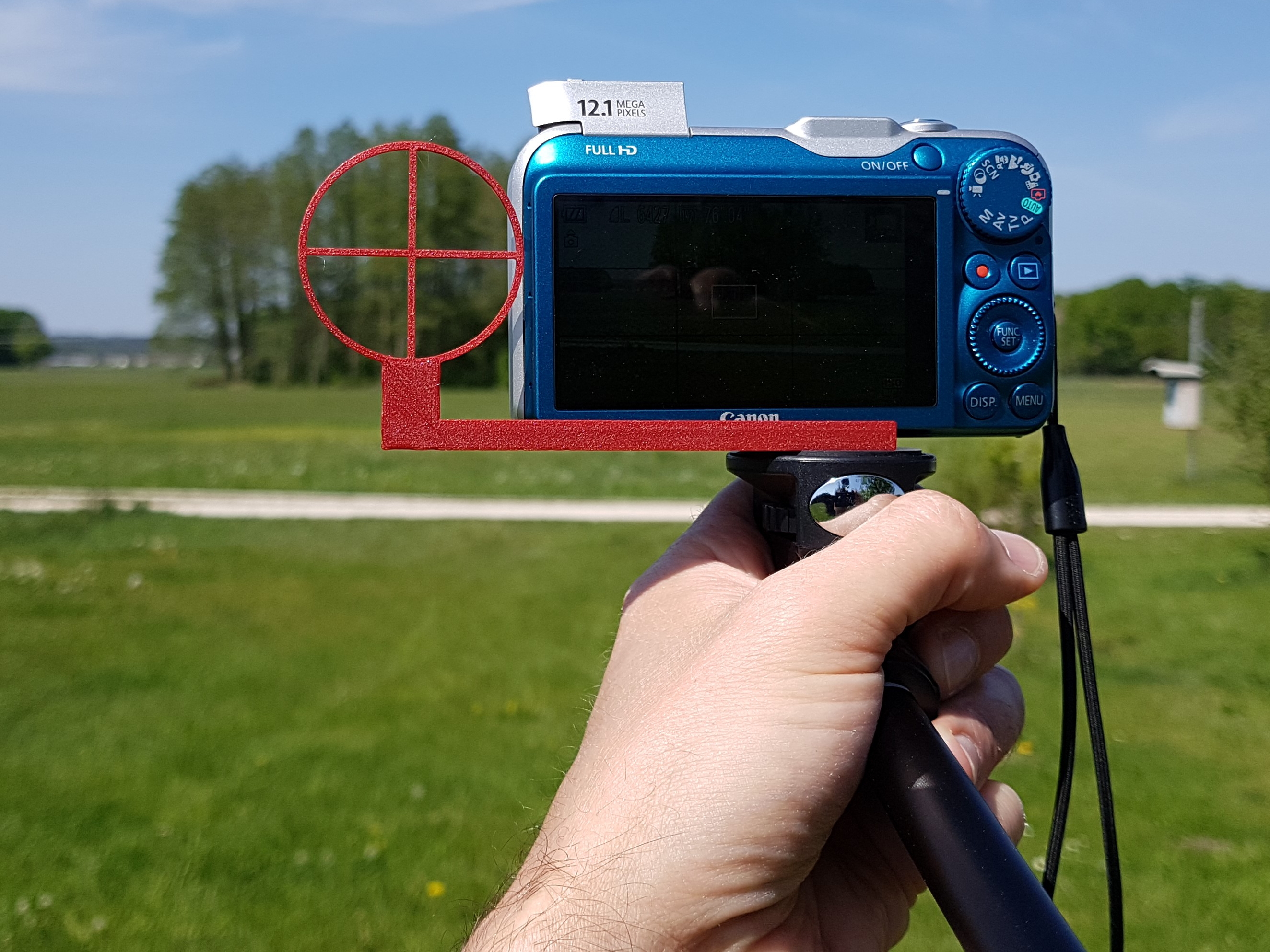 Crosshair viewfinder for filming fast moving objects