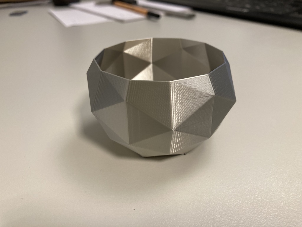 low poly cup / plant pot