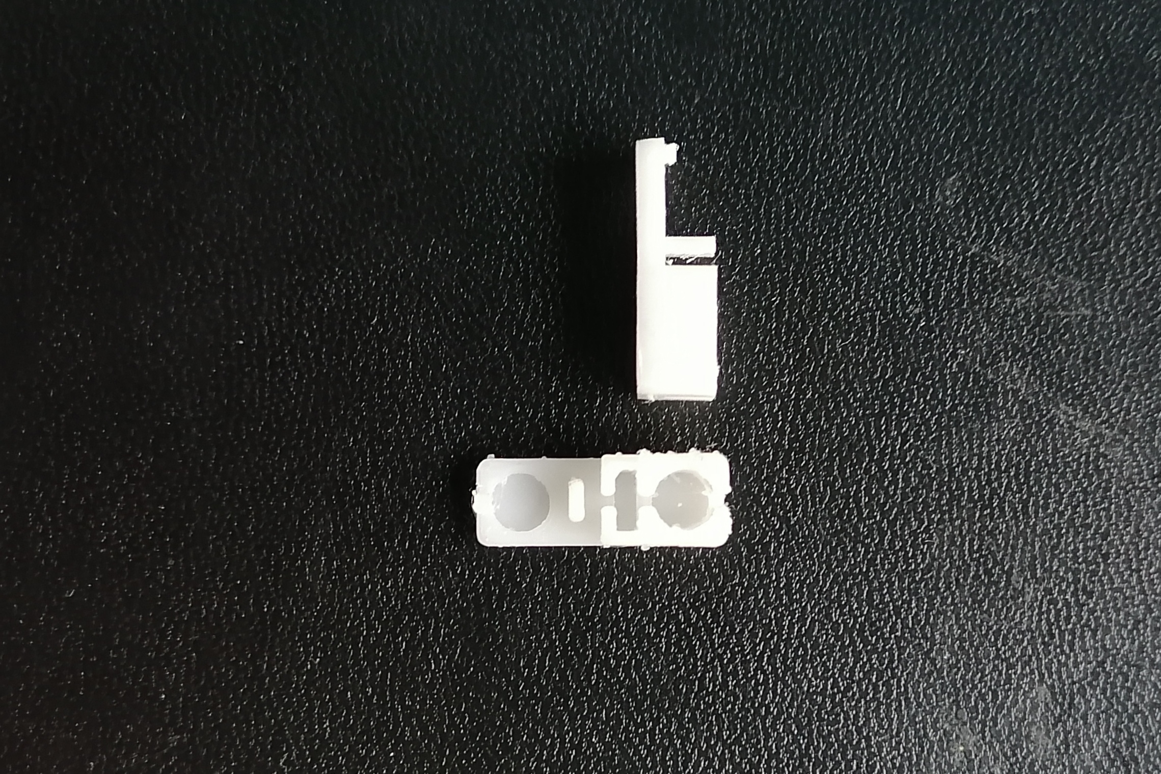 Roller blind roller cable connector