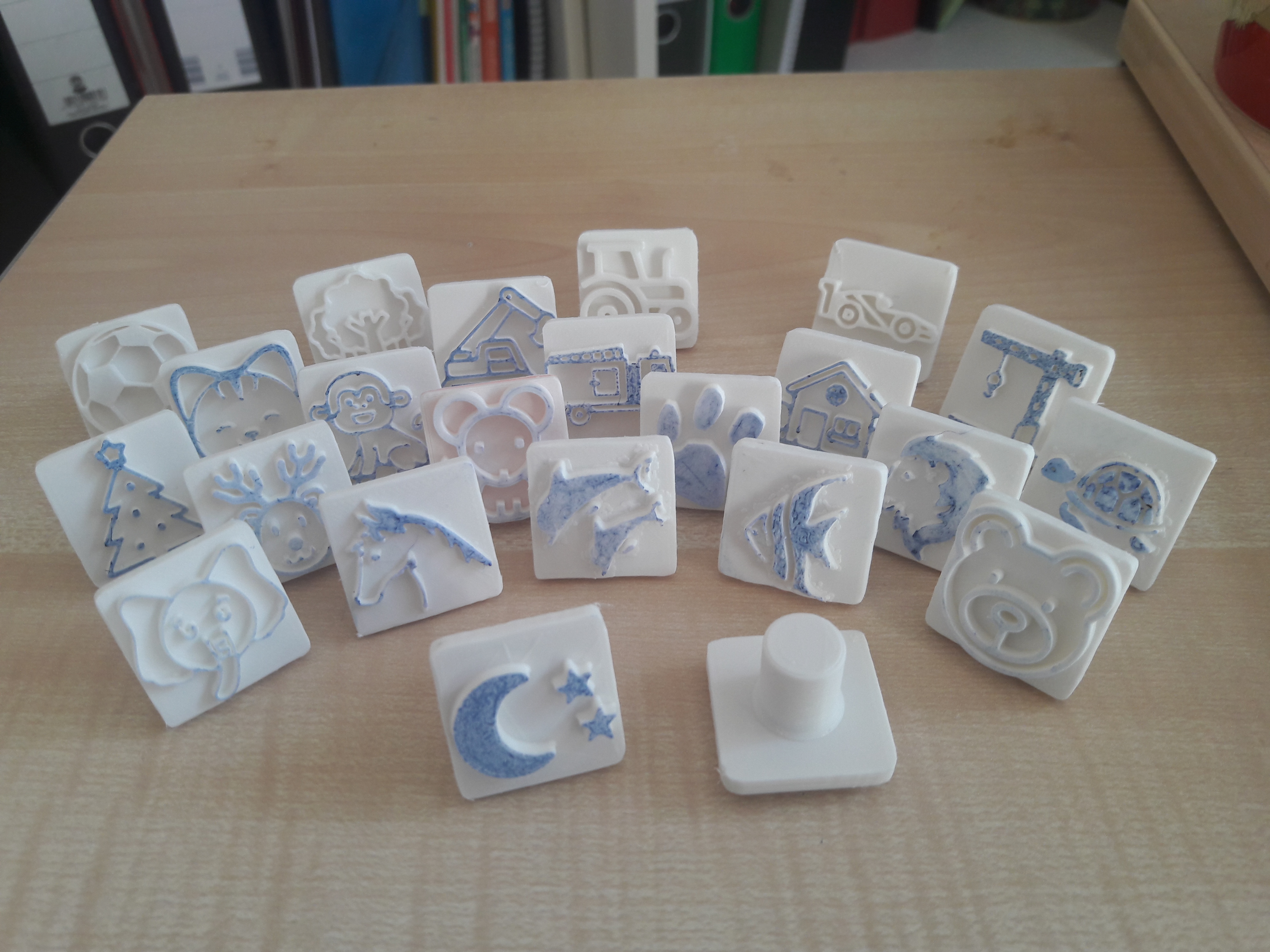 simple stamp with animal motive - moon and stars - to reward the little once