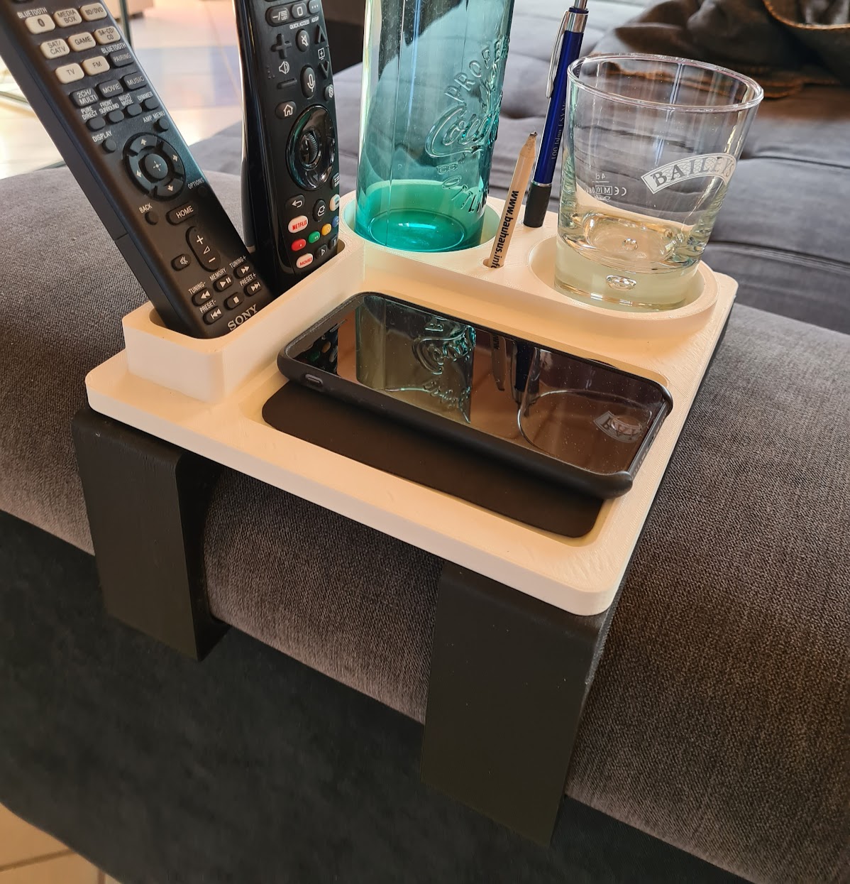 Miniatura 4 do modelo 3D Couch table with remote holder