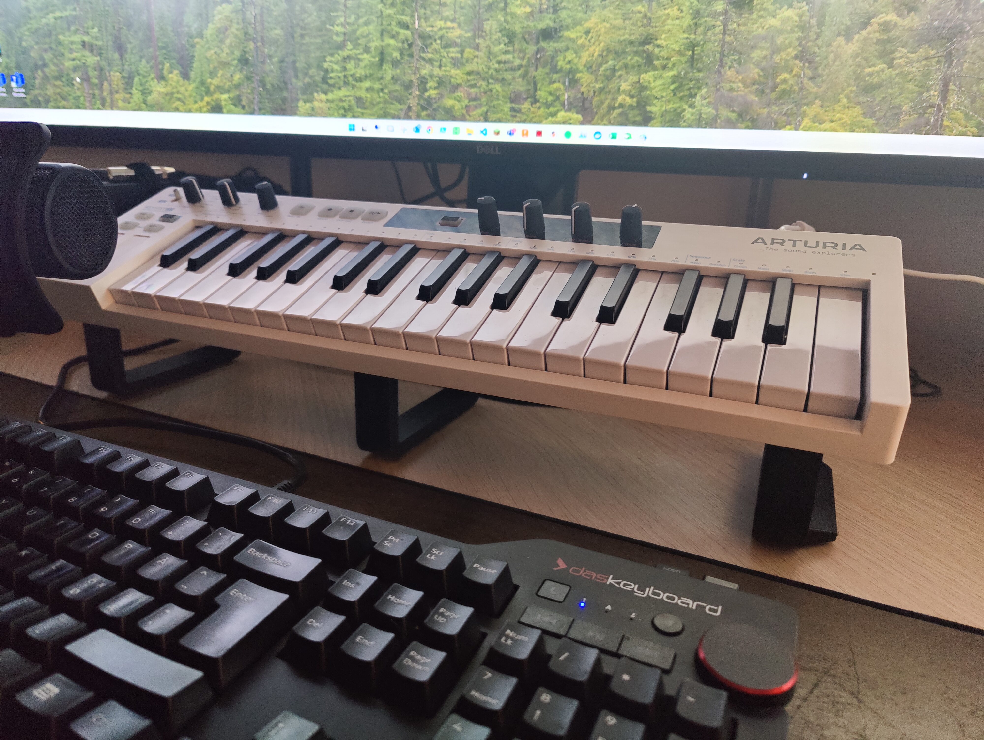 Arturia Keystep 37 desktop stand