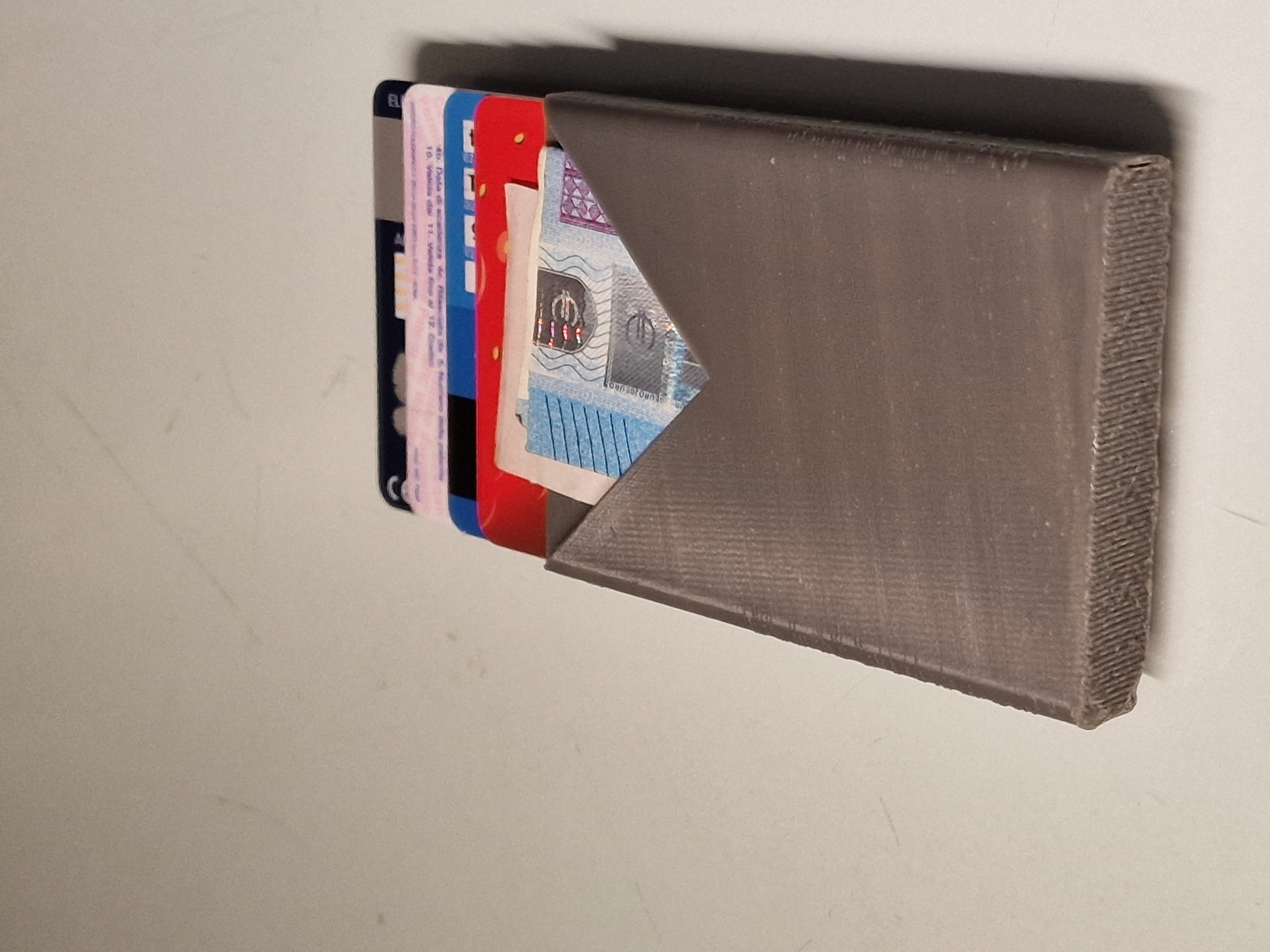 Single piece slim wallet for 4 cards