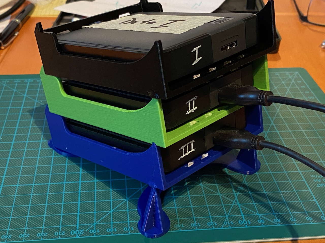 Stackable boxes/rack for WD elements external hard drives or similar drives