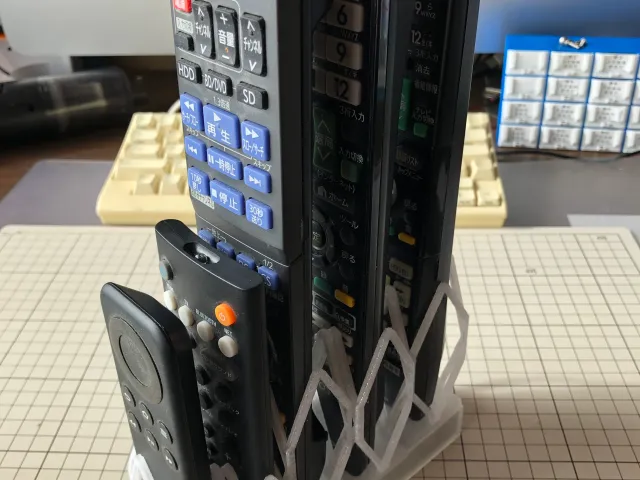 Customizable, connectable, material-saving remote holder with optional battery box