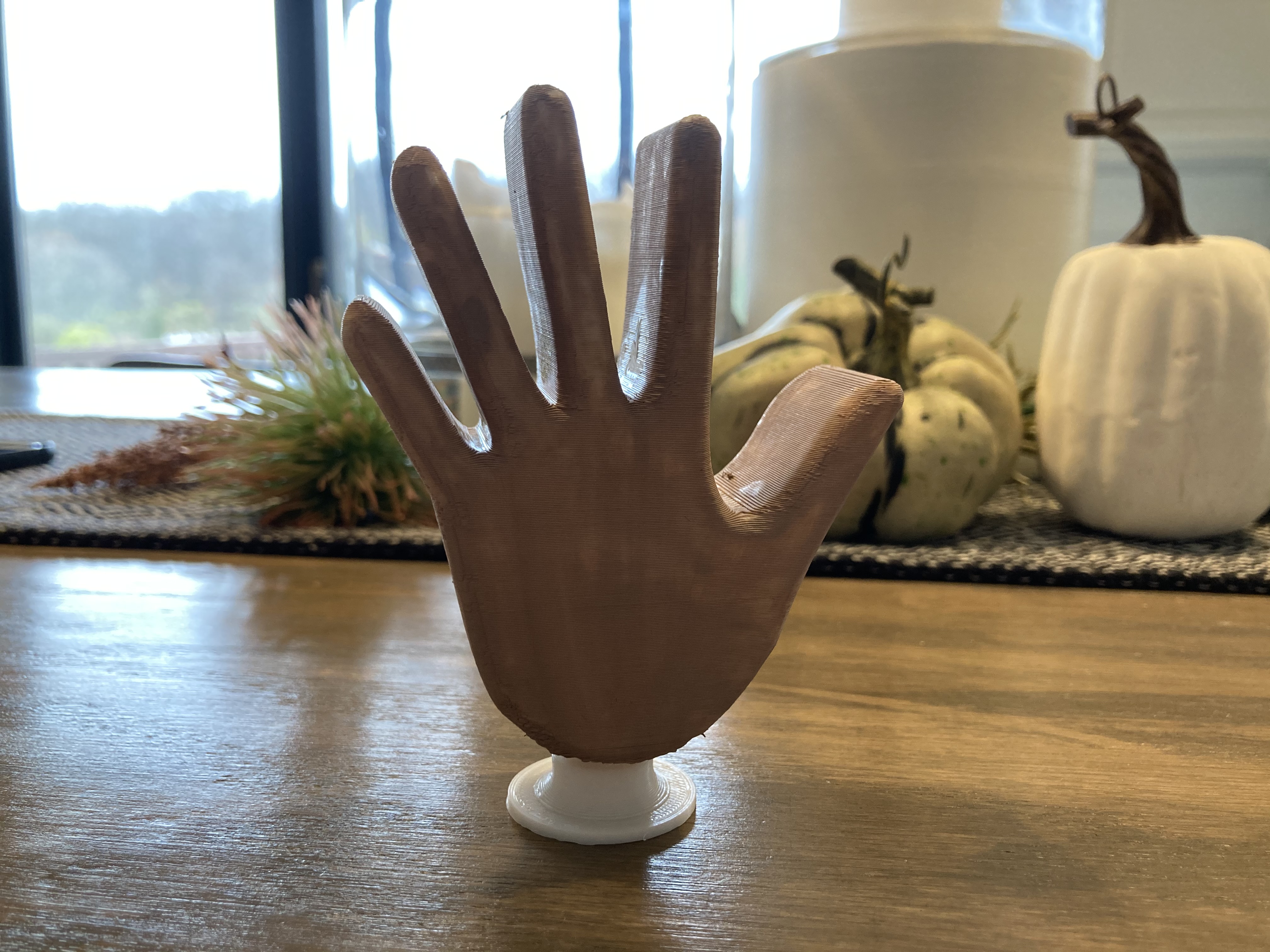 Waving hand bobbler