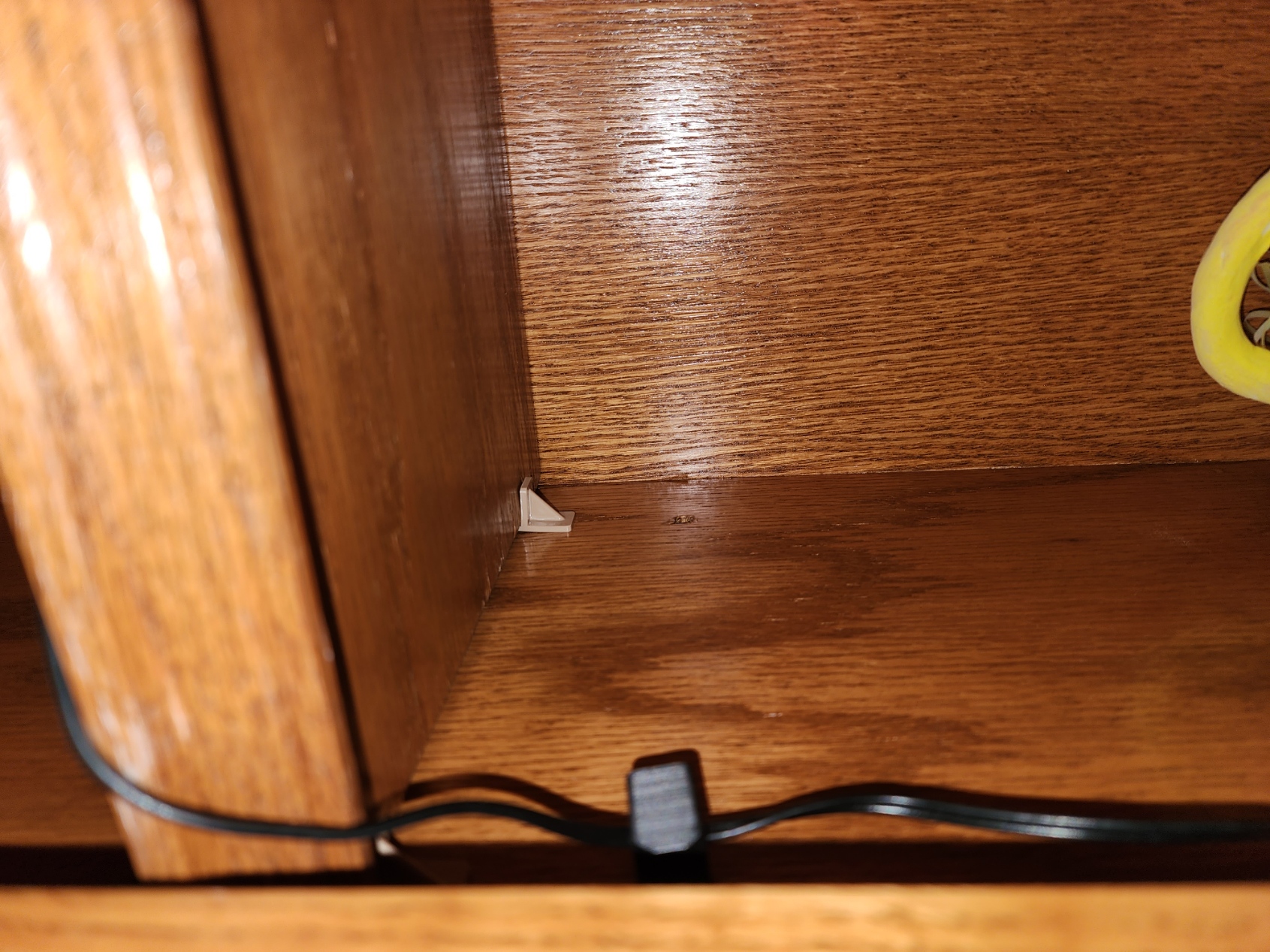 Shelf peg hole cable guide by Joe Download free STL model