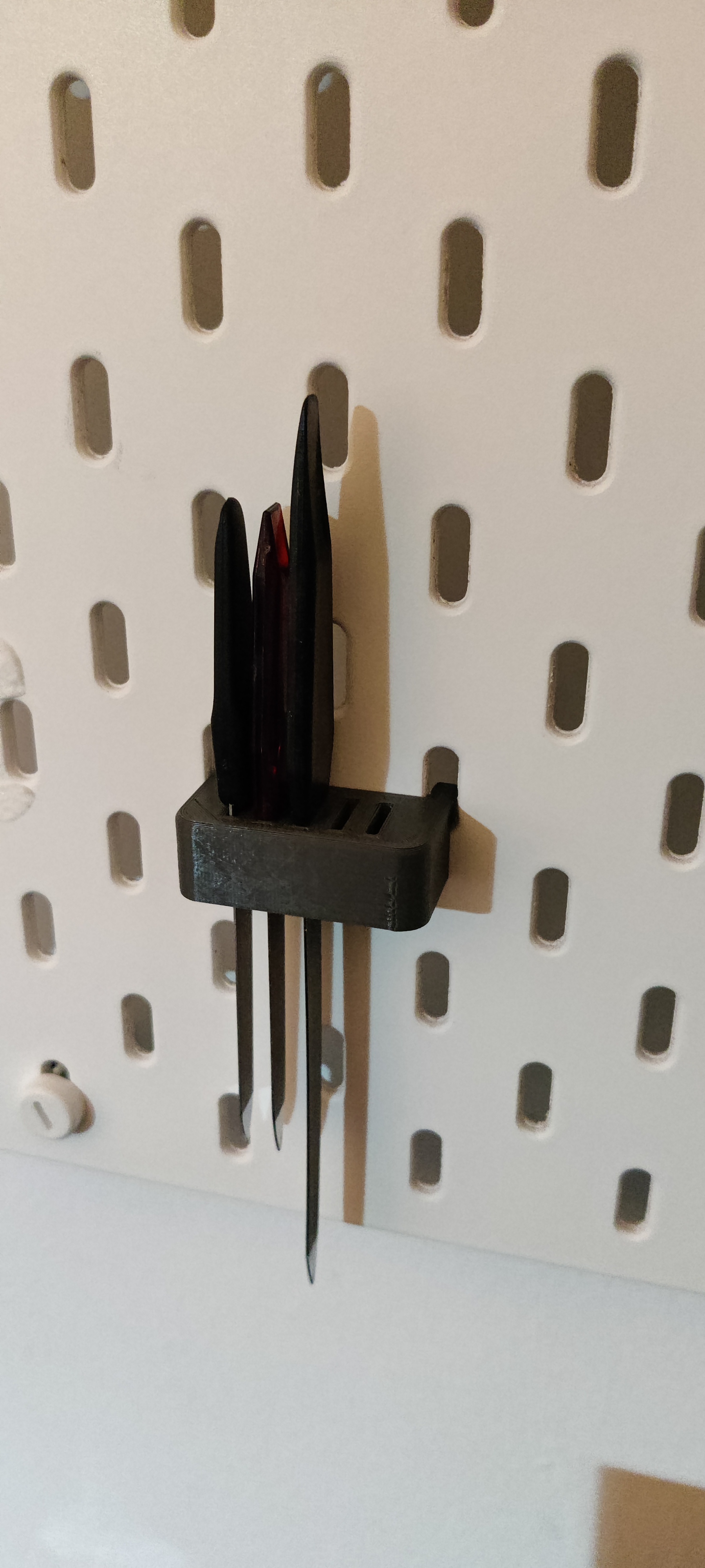 Nailfile skadis holder