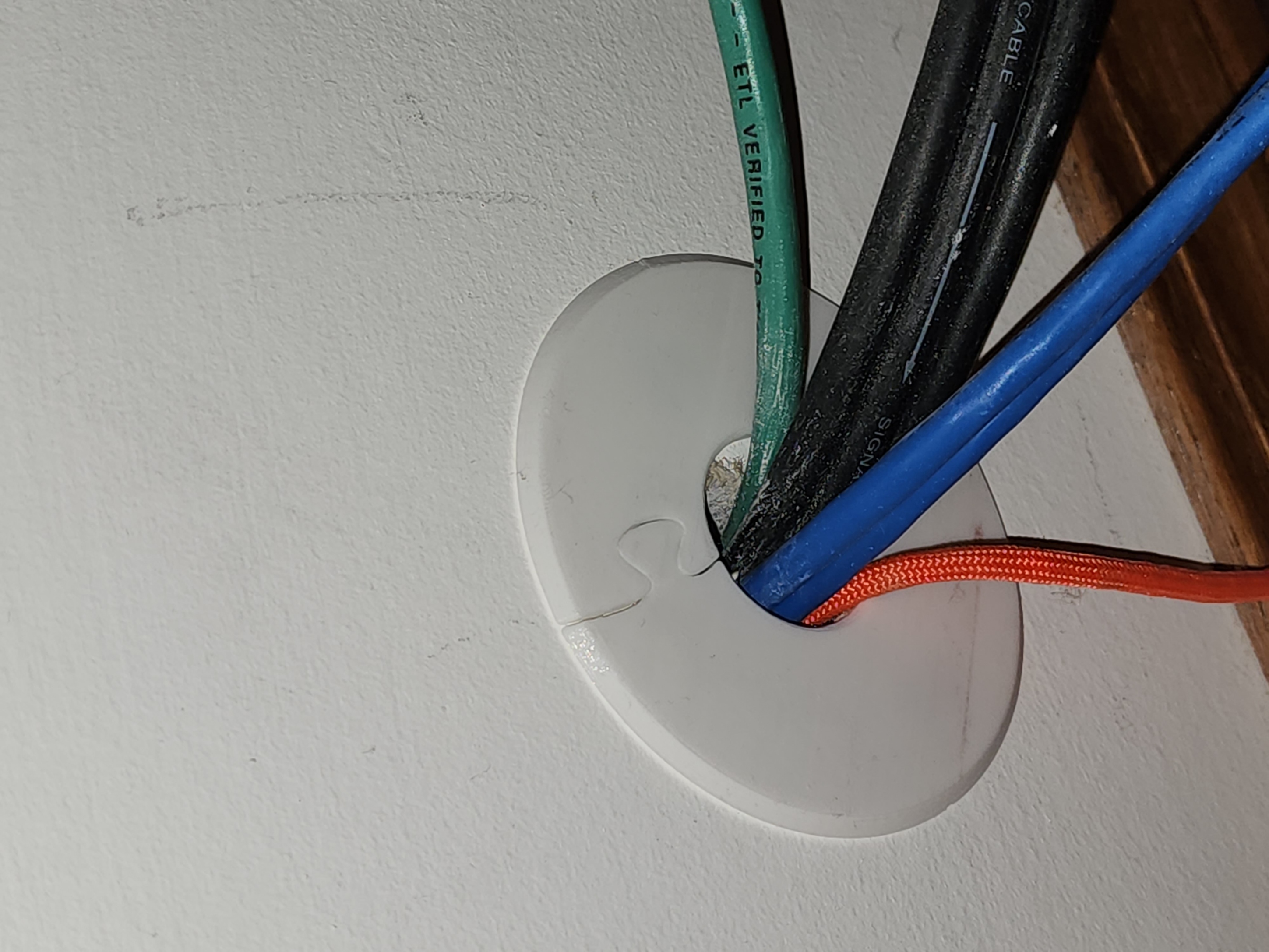 Wall plate with 25mm hole