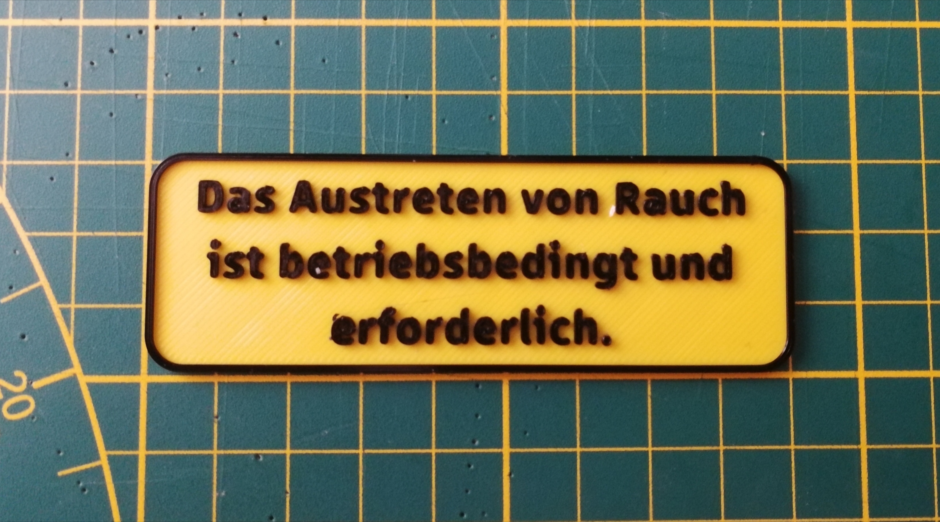 "Das Austreten von Rauch ist betriebsbedingt und erforderlich." Schild / Funny Sign