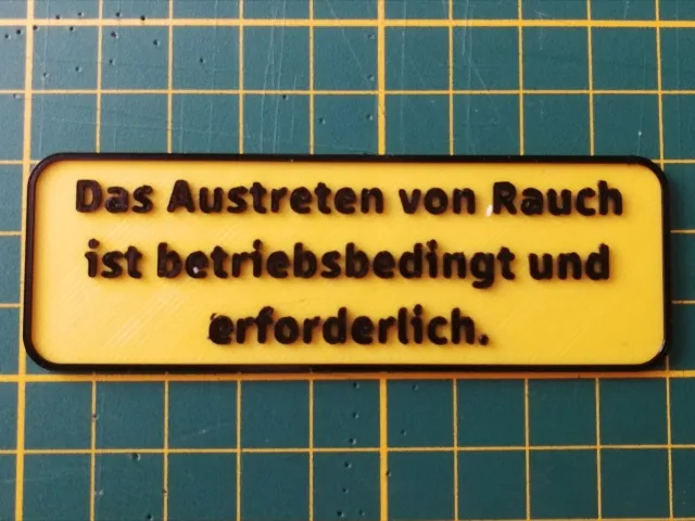 "Das Austreten von Rauch ist betriebsbedingt und erforderlich." Schild / Funny Sign