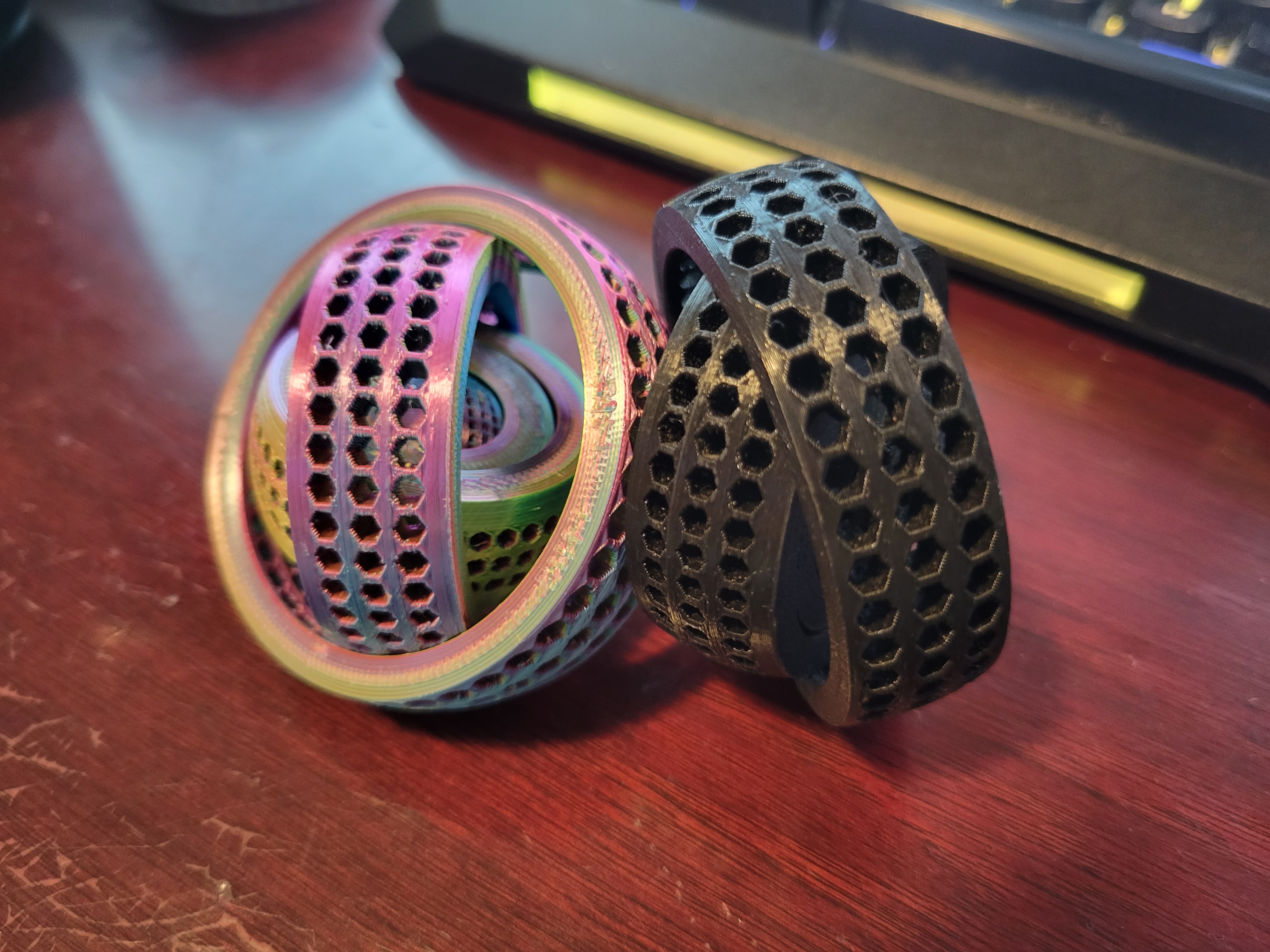 Miniatura 2 do modelo 3D Hex Rotating Rings Toy