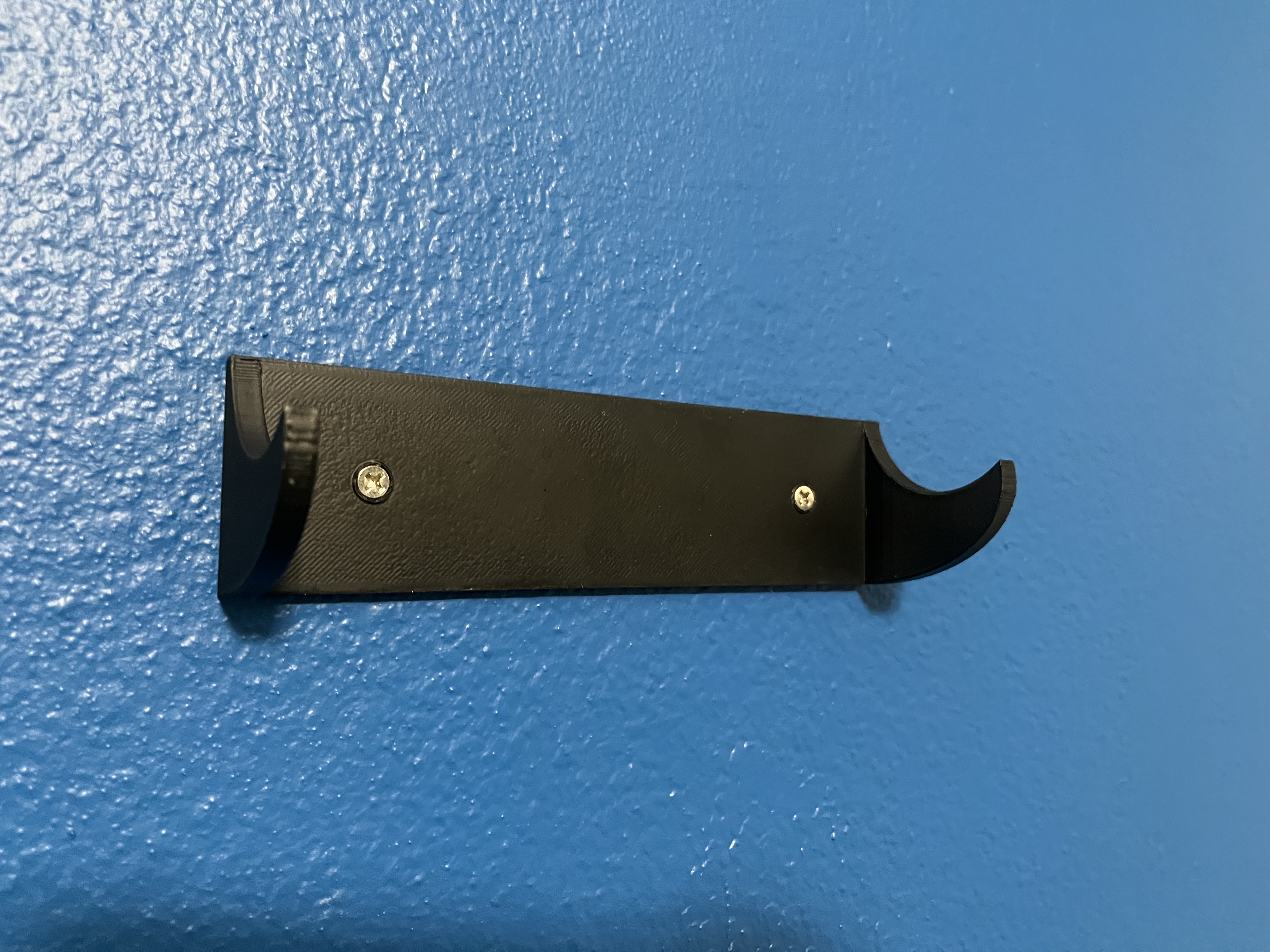 Simple horizontal lightsaber wall mount