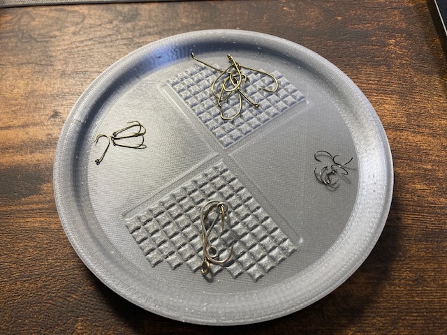 Fly tying hook tray with magnet