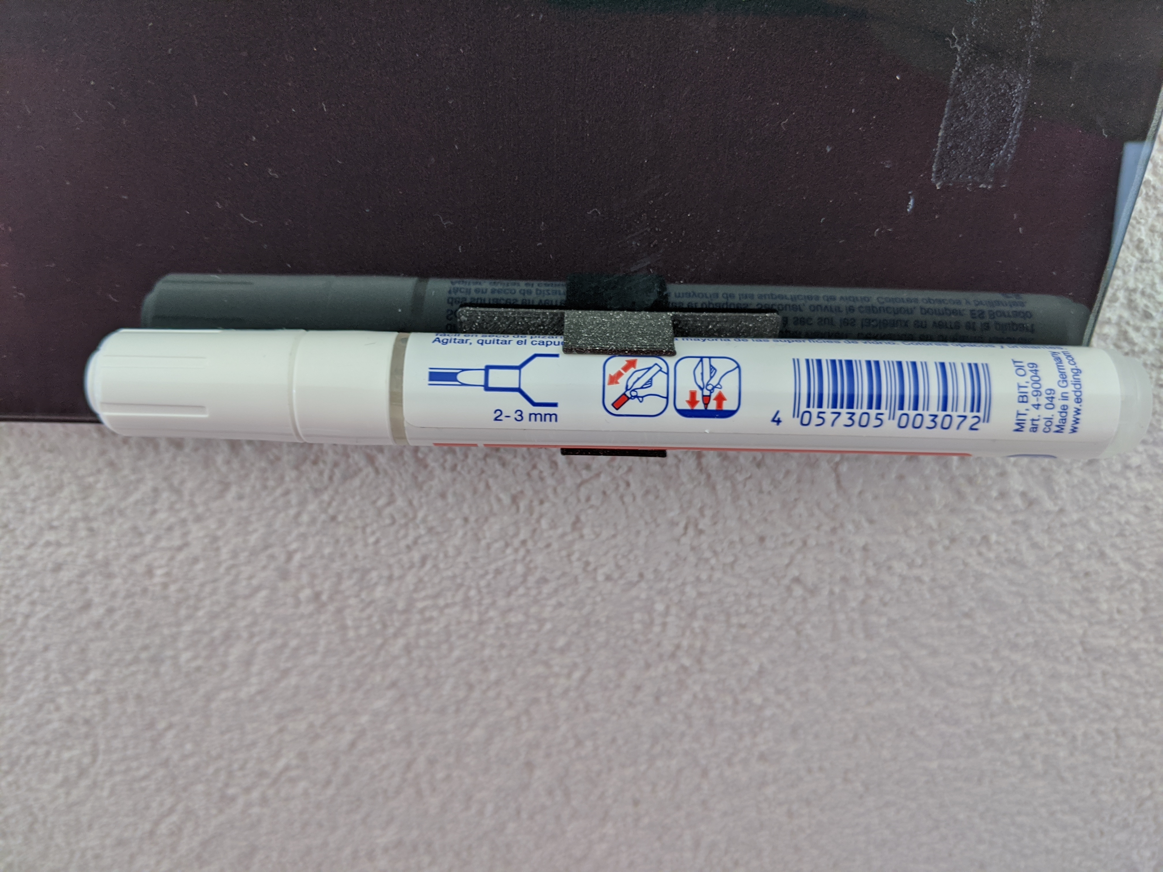 Whiteboard pen holder clip