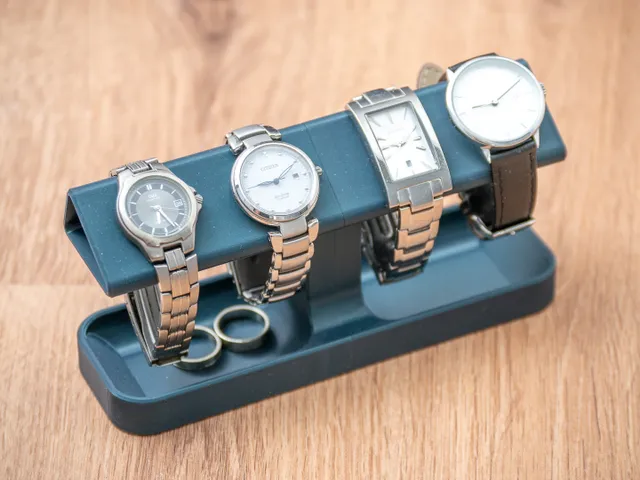 Watch and jewelry stand for ladies