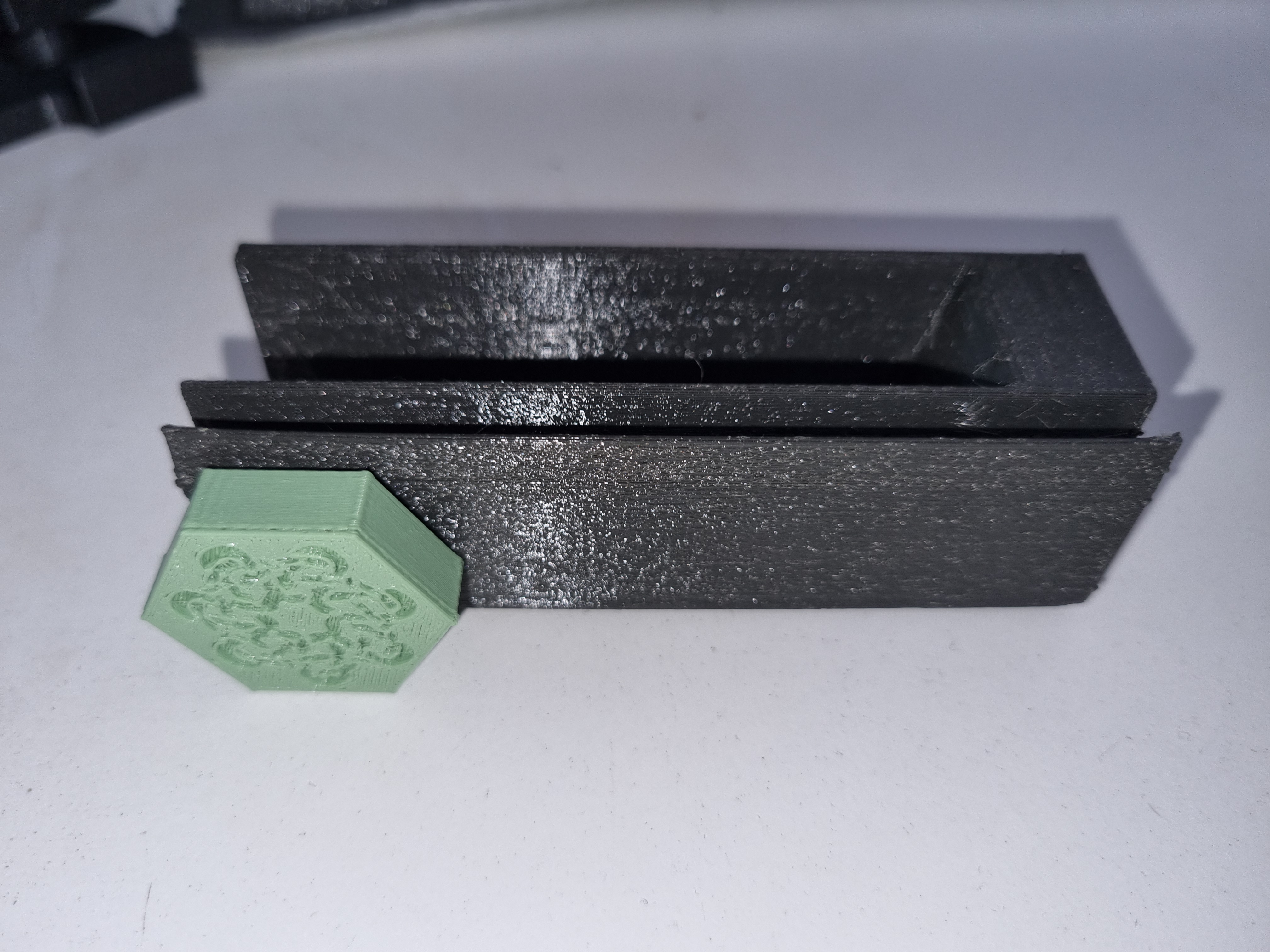 Miniatura 3 do modelo 3D Hatch Window Block with Screw