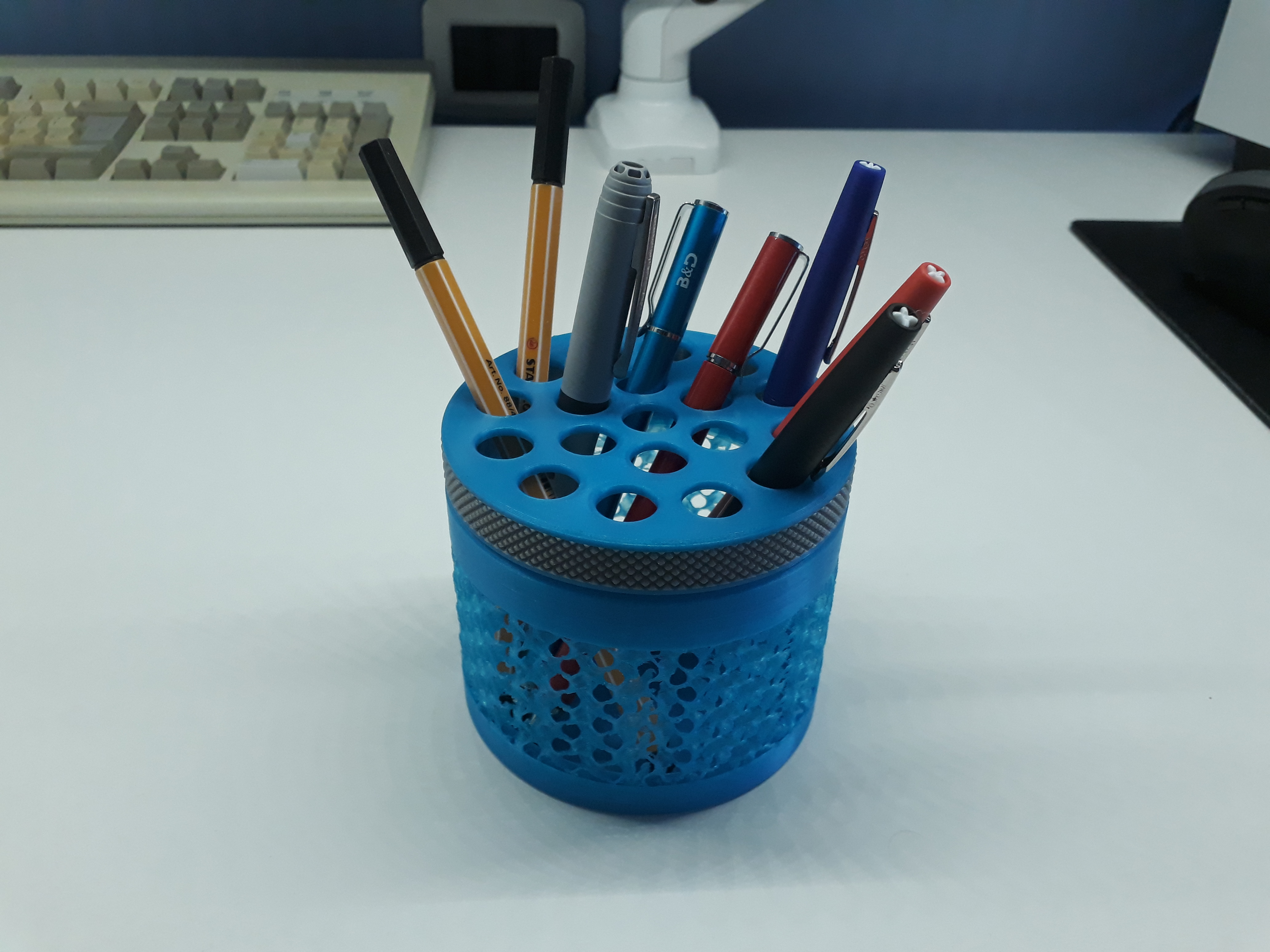 Gyroid pen holder with knurled screw cap