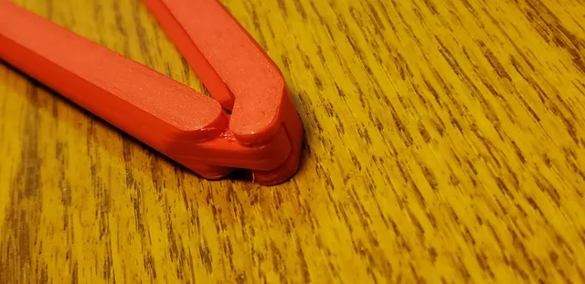 Bag clip with strong hinge