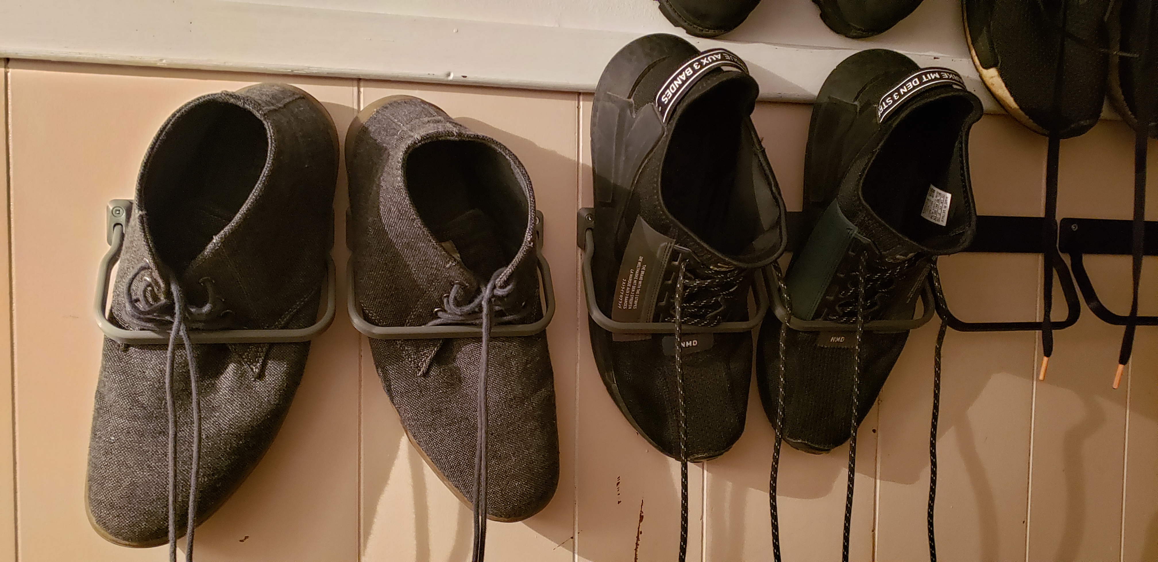 Slim shoe rack