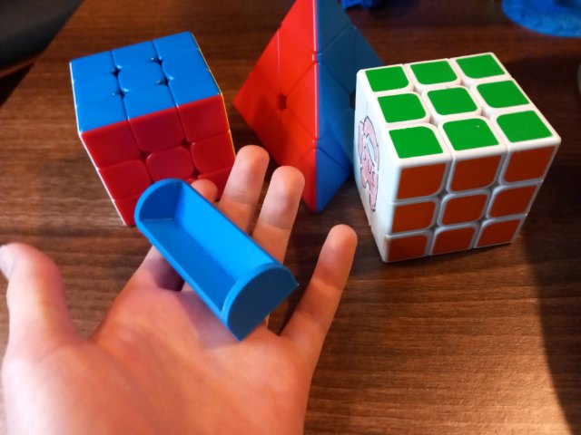 Minimalistic rubiks cube stand