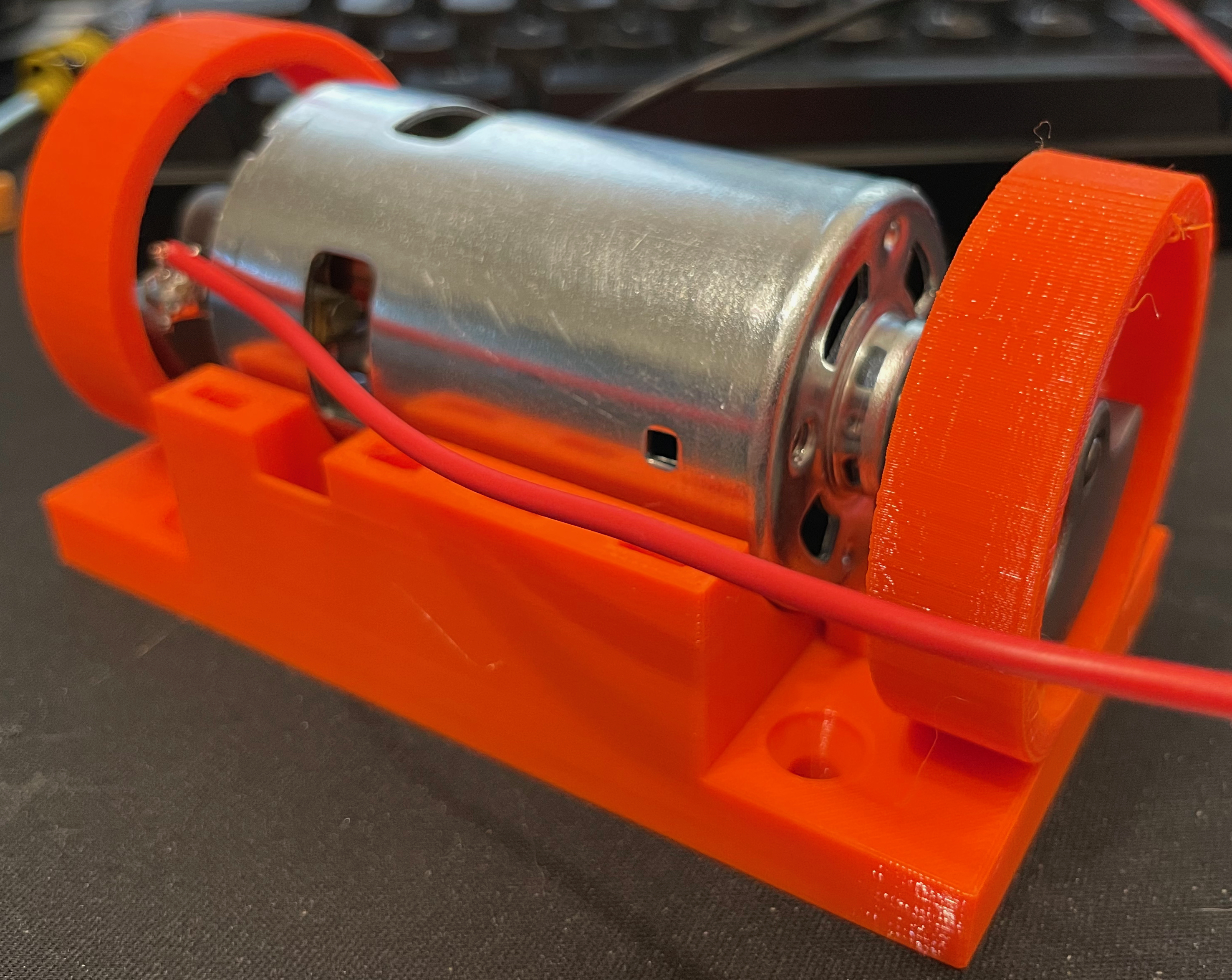 Shaker motor mount for virtual pinball table