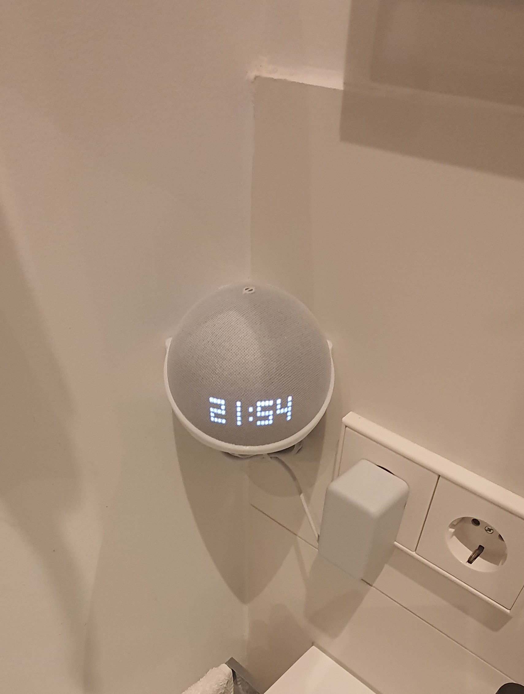 Echo Dot 4 & 5 mount for corner of wall, no drilling