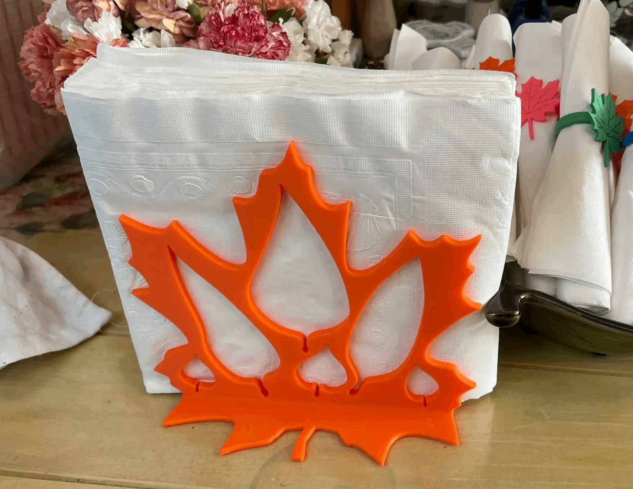 🍁 Bent leaves napkins holder.