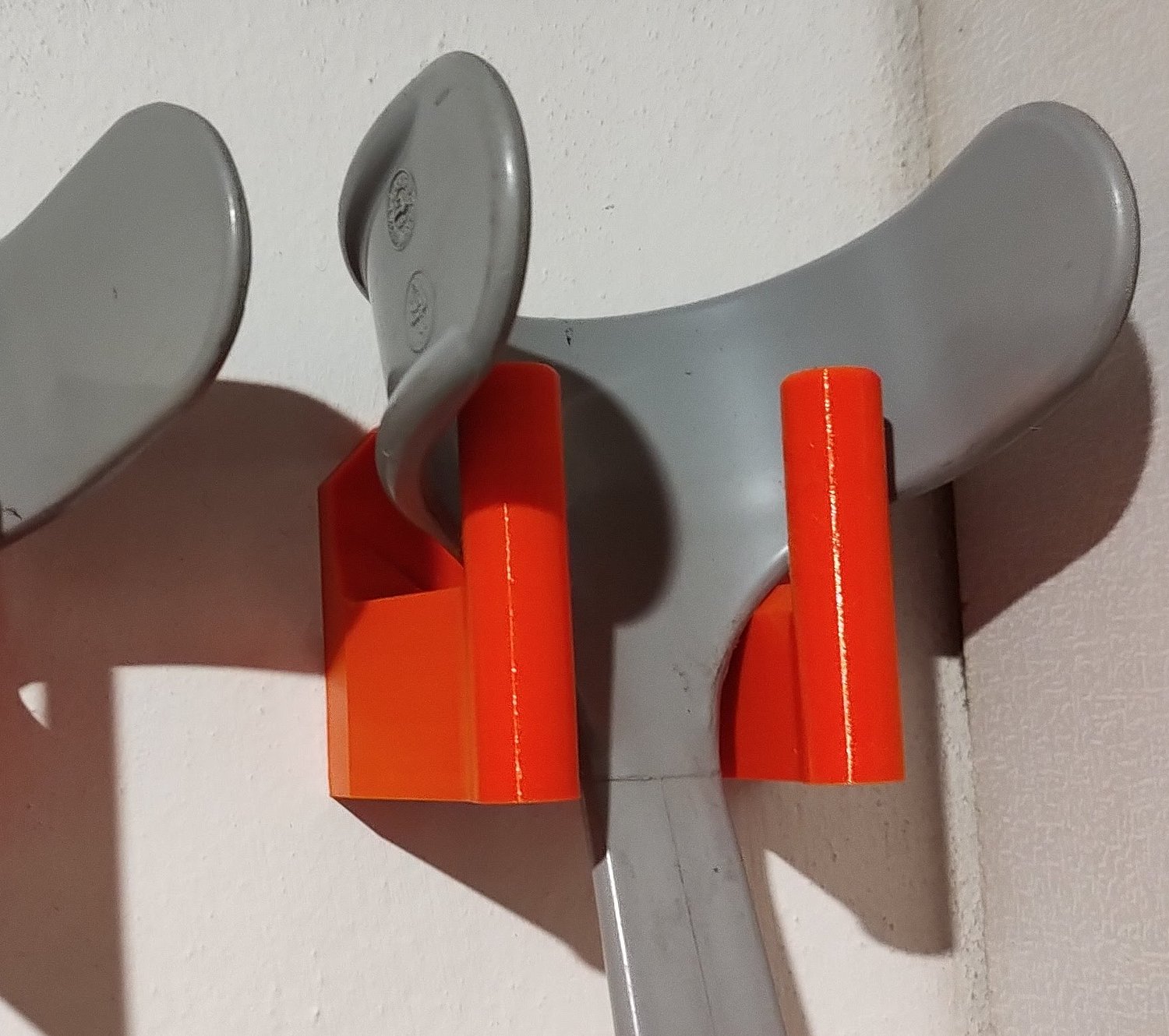 Forearm crutch wall mount