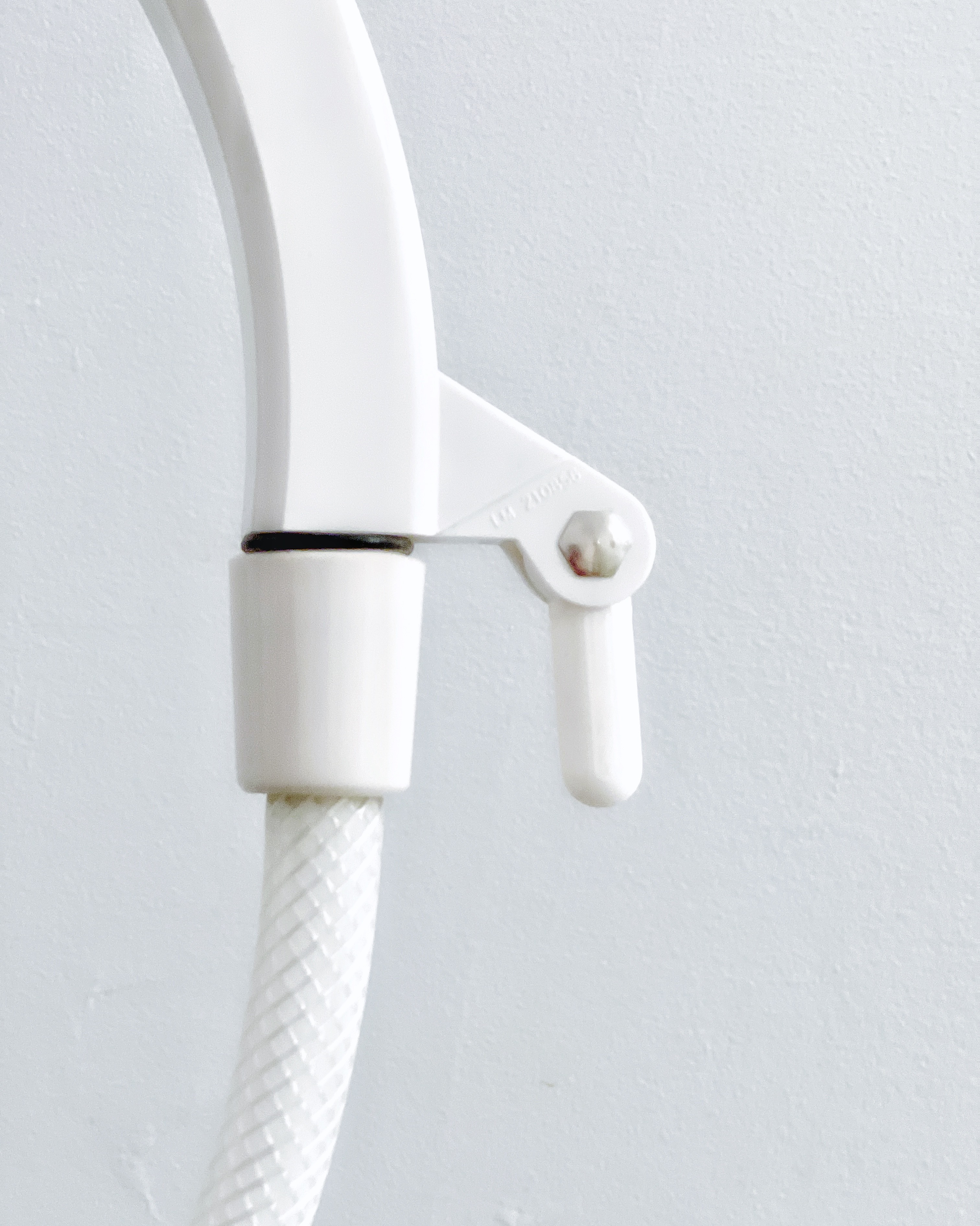 Showerhead stake