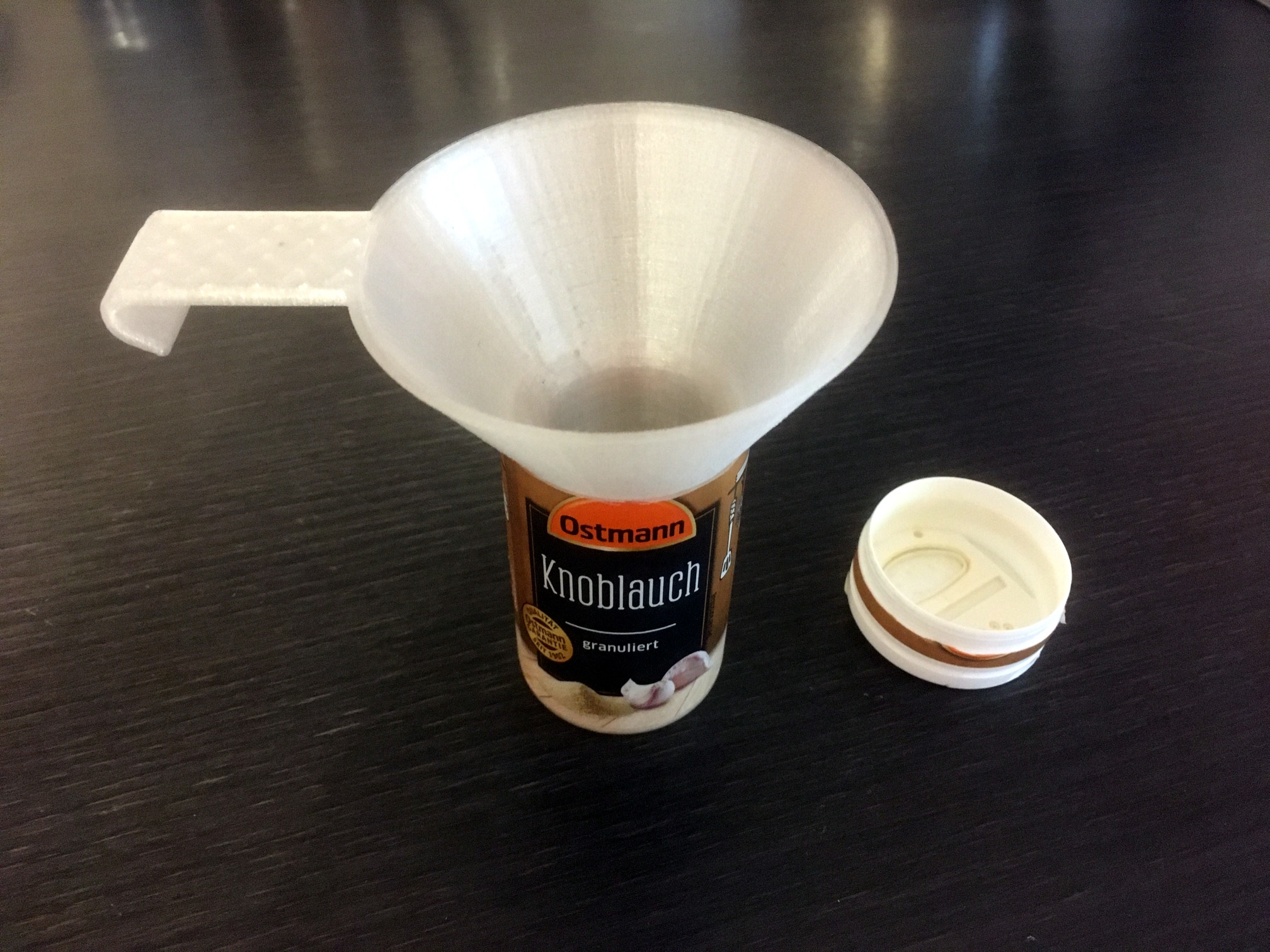 Funnel for spice jars with wide opening