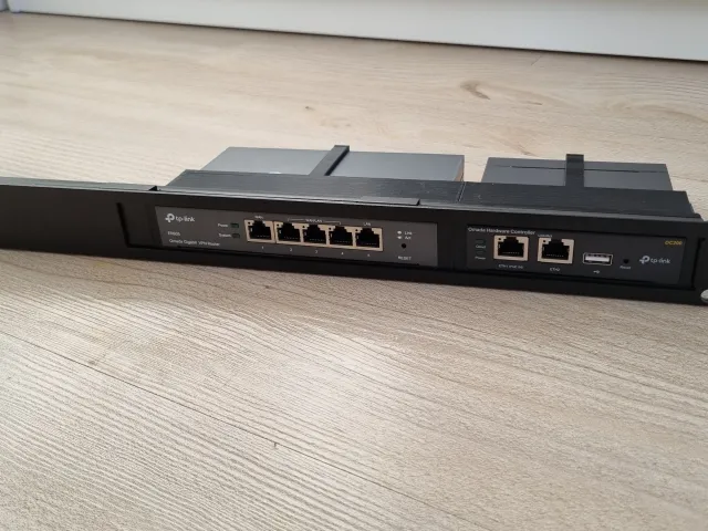TP-Link ER605 OC200 19 inch rack mount