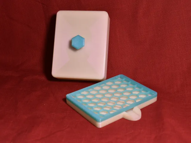 Soap bar holder with lid
