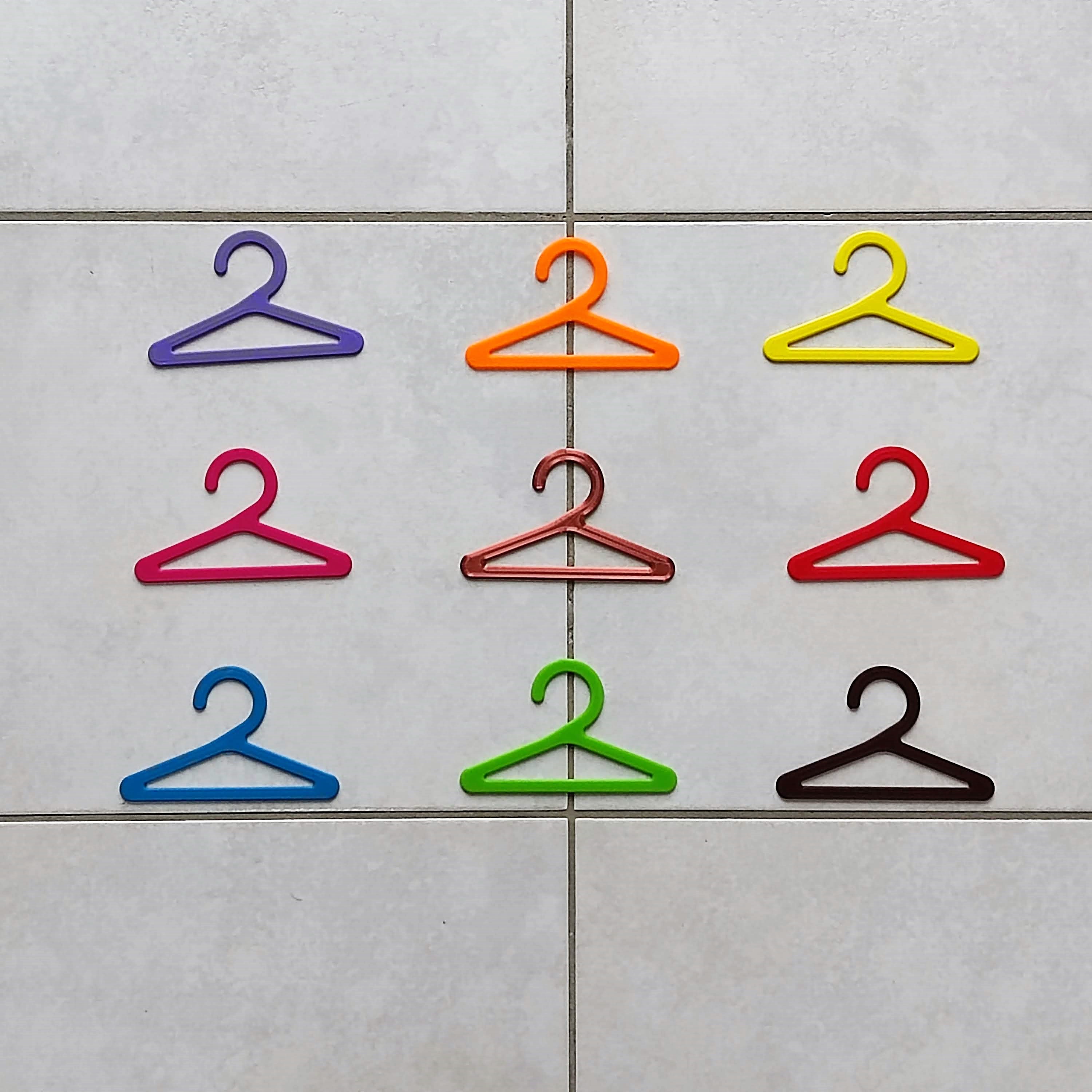 hanger for doll (cintre pour poupée)
