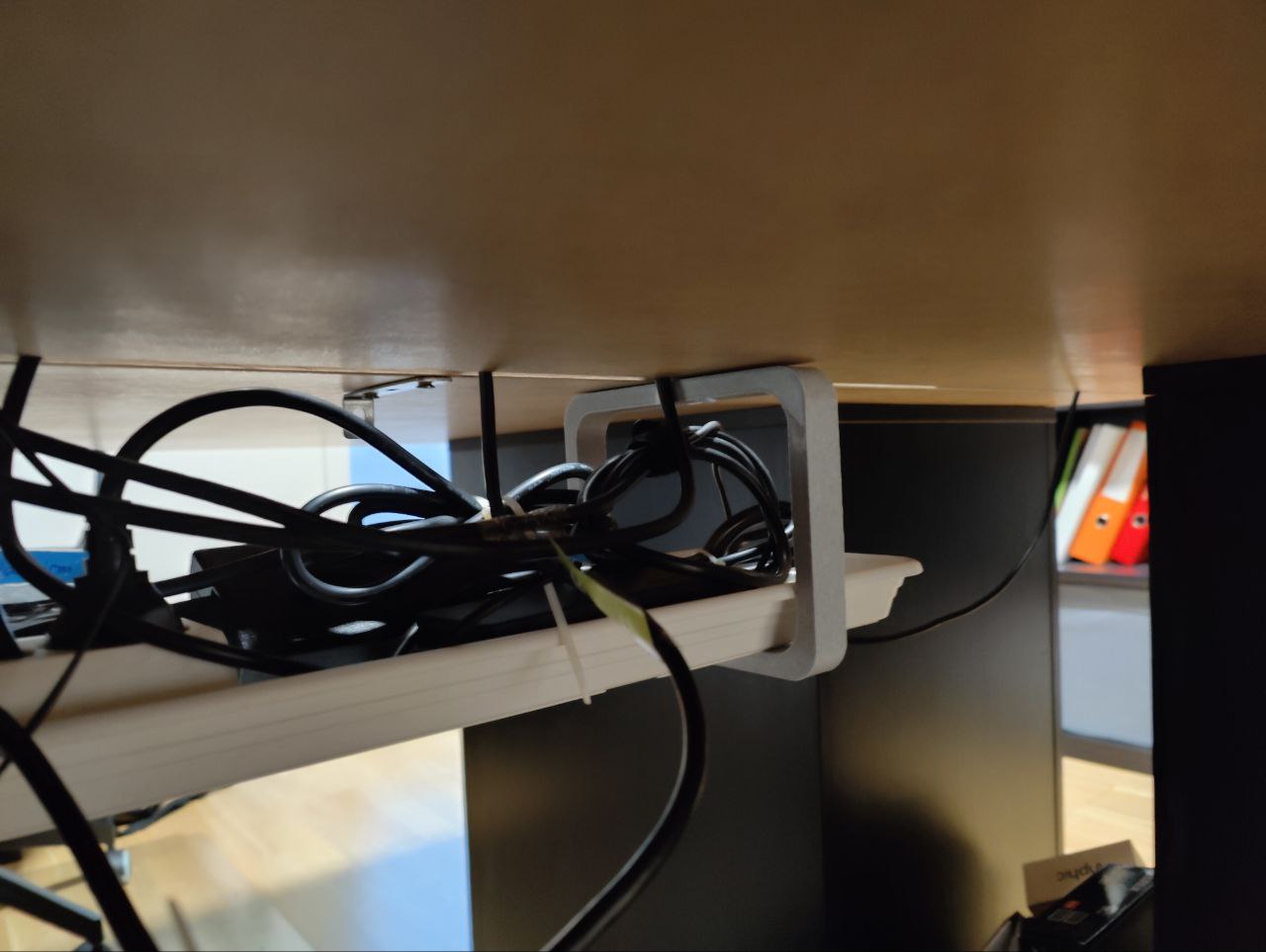 Cablemount for between two tables