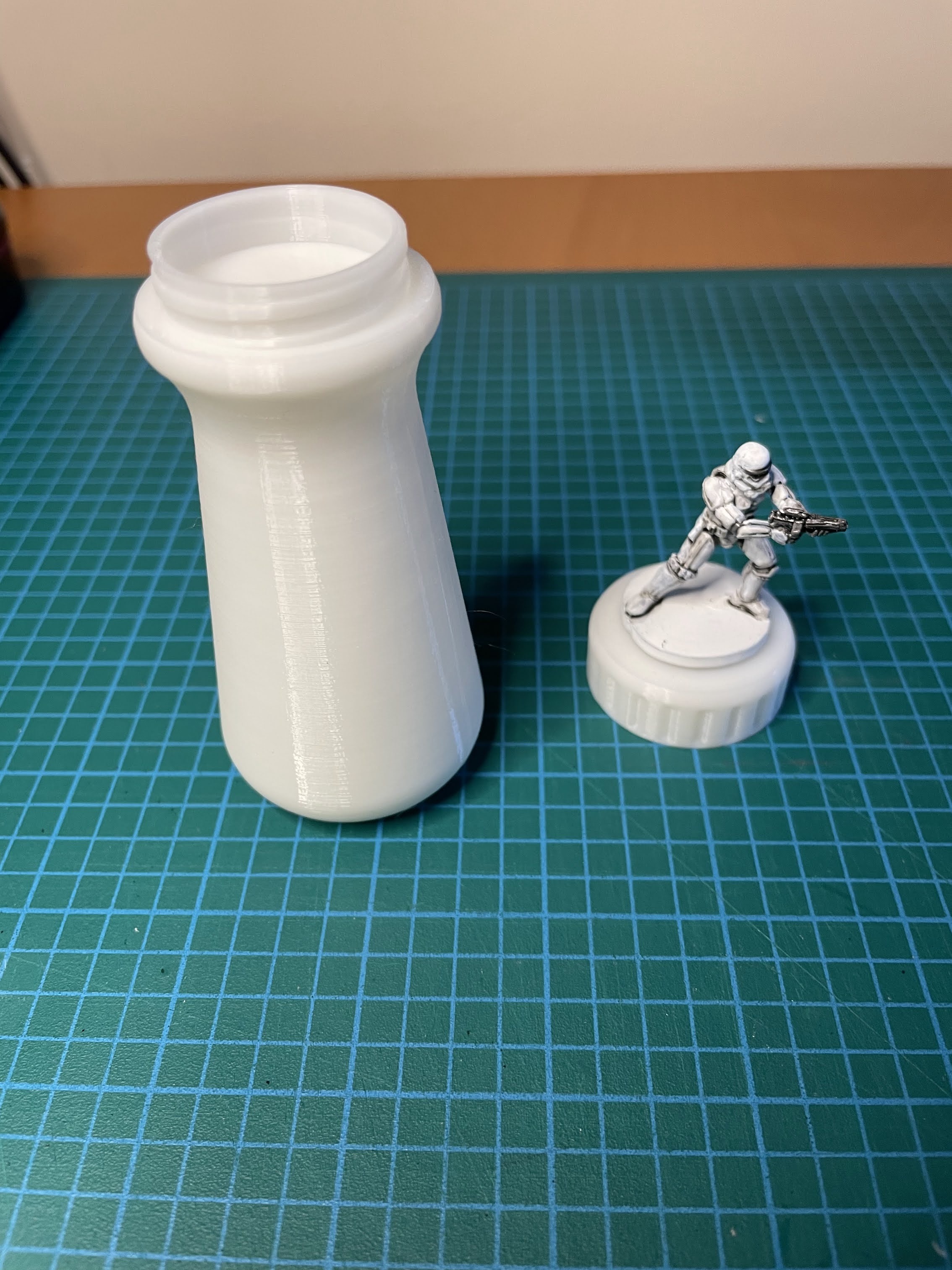 Miniature painting holder with exchangeable screw-on top