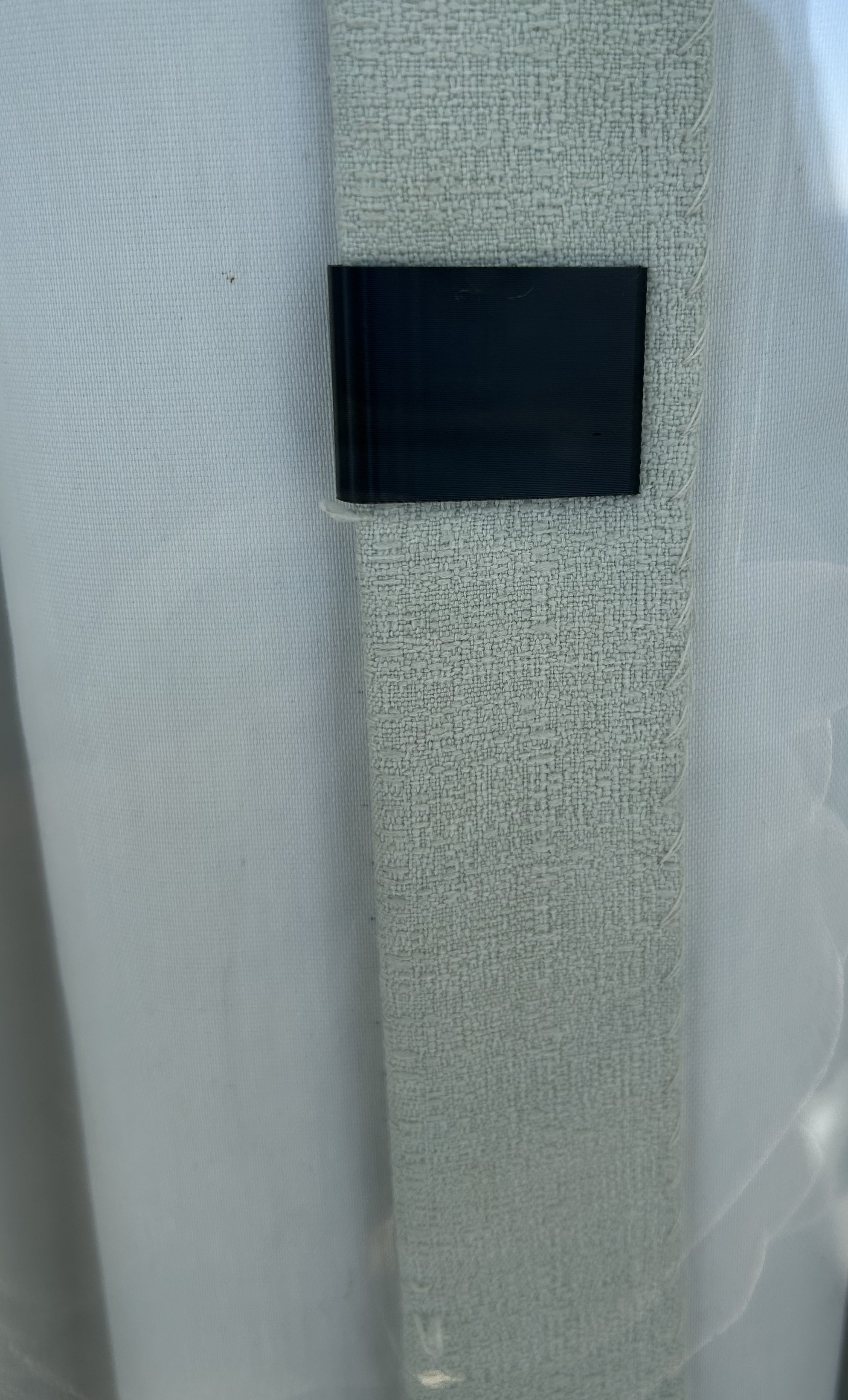 Closer for overlapping curtains