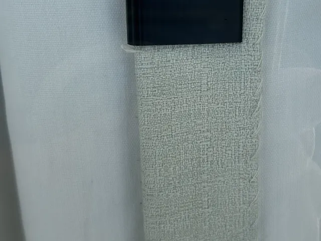 Closer for overlapping curtains