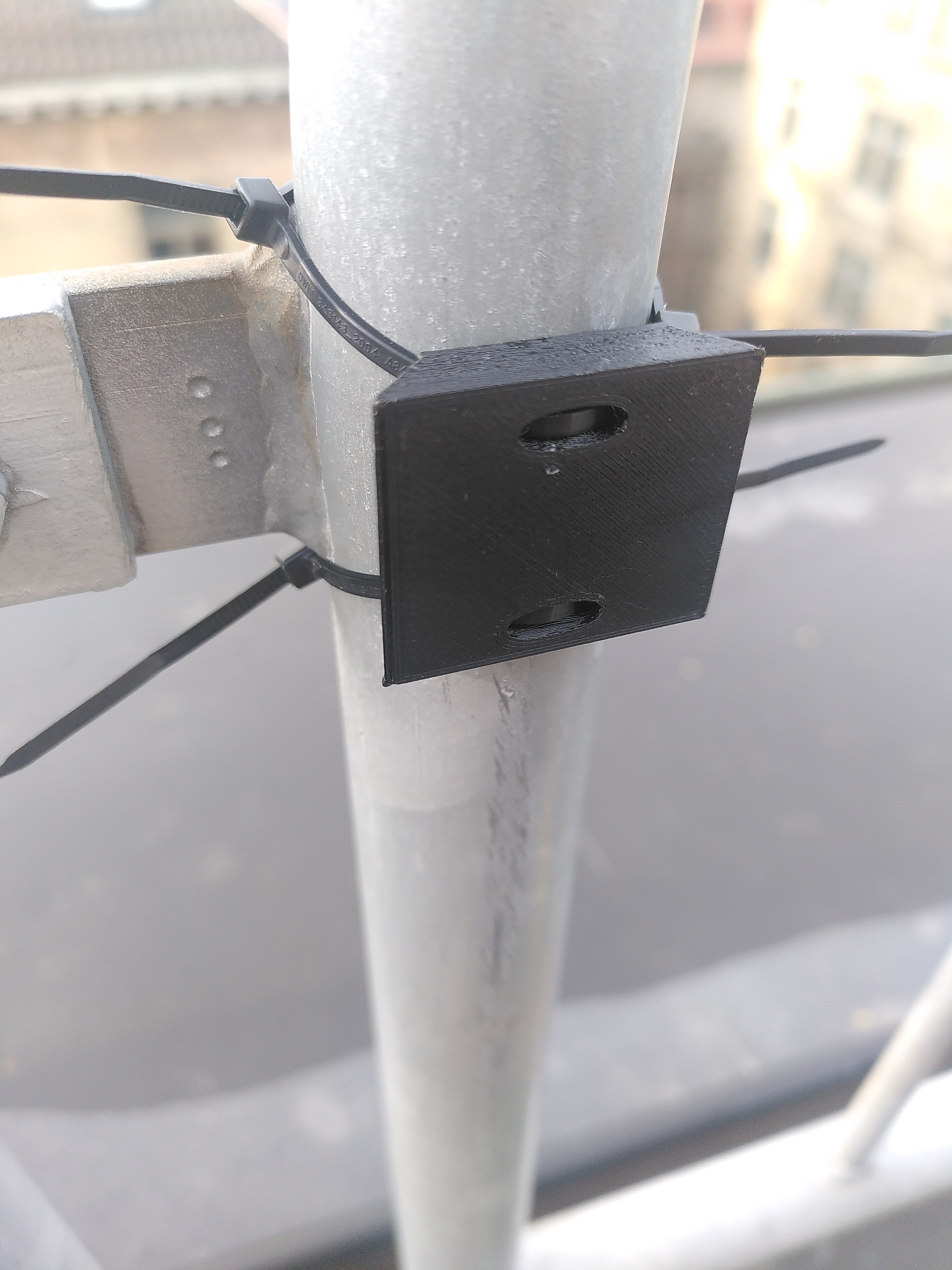 Holder for TrueFruits Birdfeeder to attach by cableties